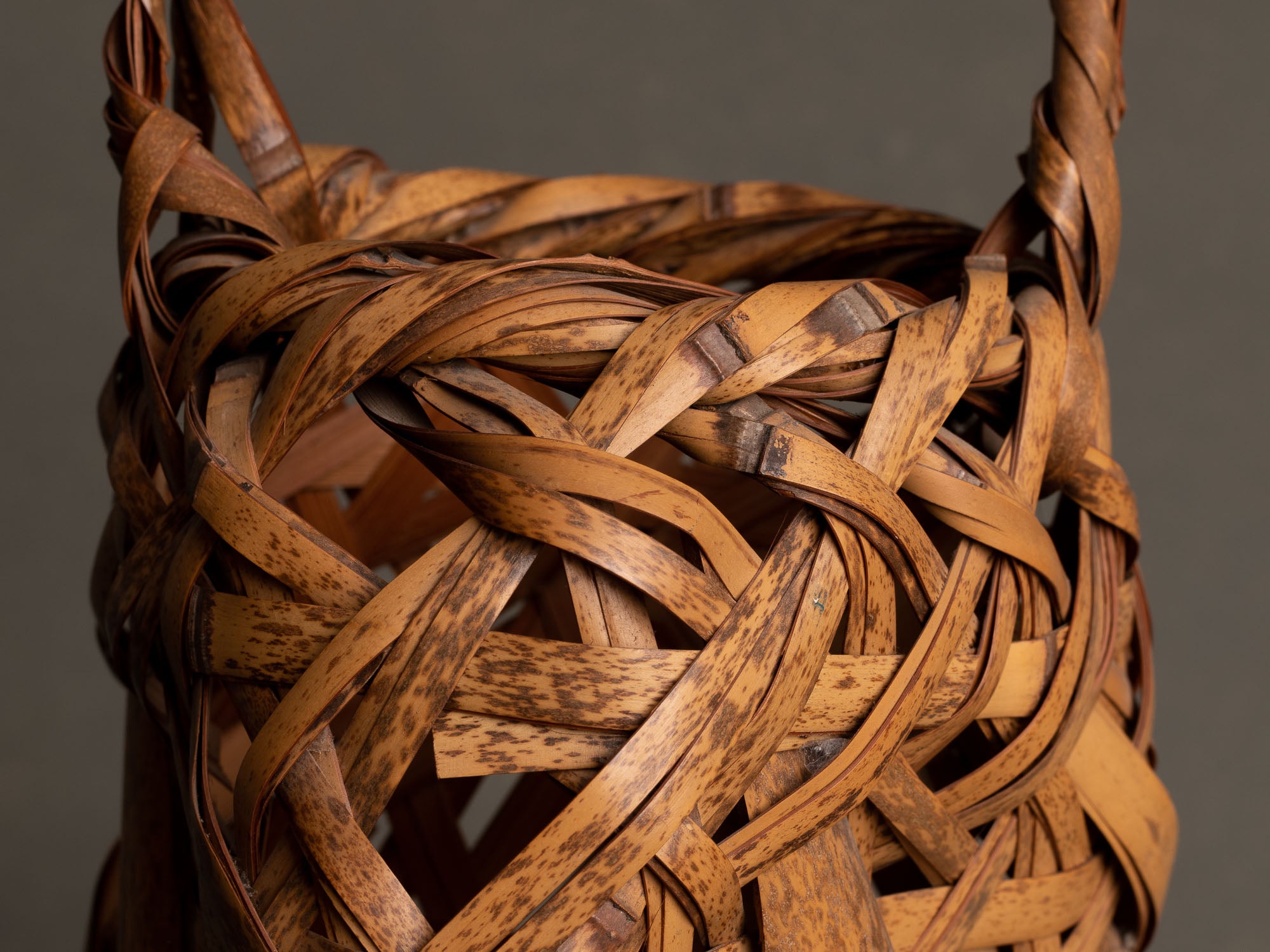 Hanakago, Panier en bambou shichiku pour l'ikebana, Japon (Ère Shōwa)..Free form Hanakago Ikebana shichiku bamboo basket, Japan (Shōwa era)