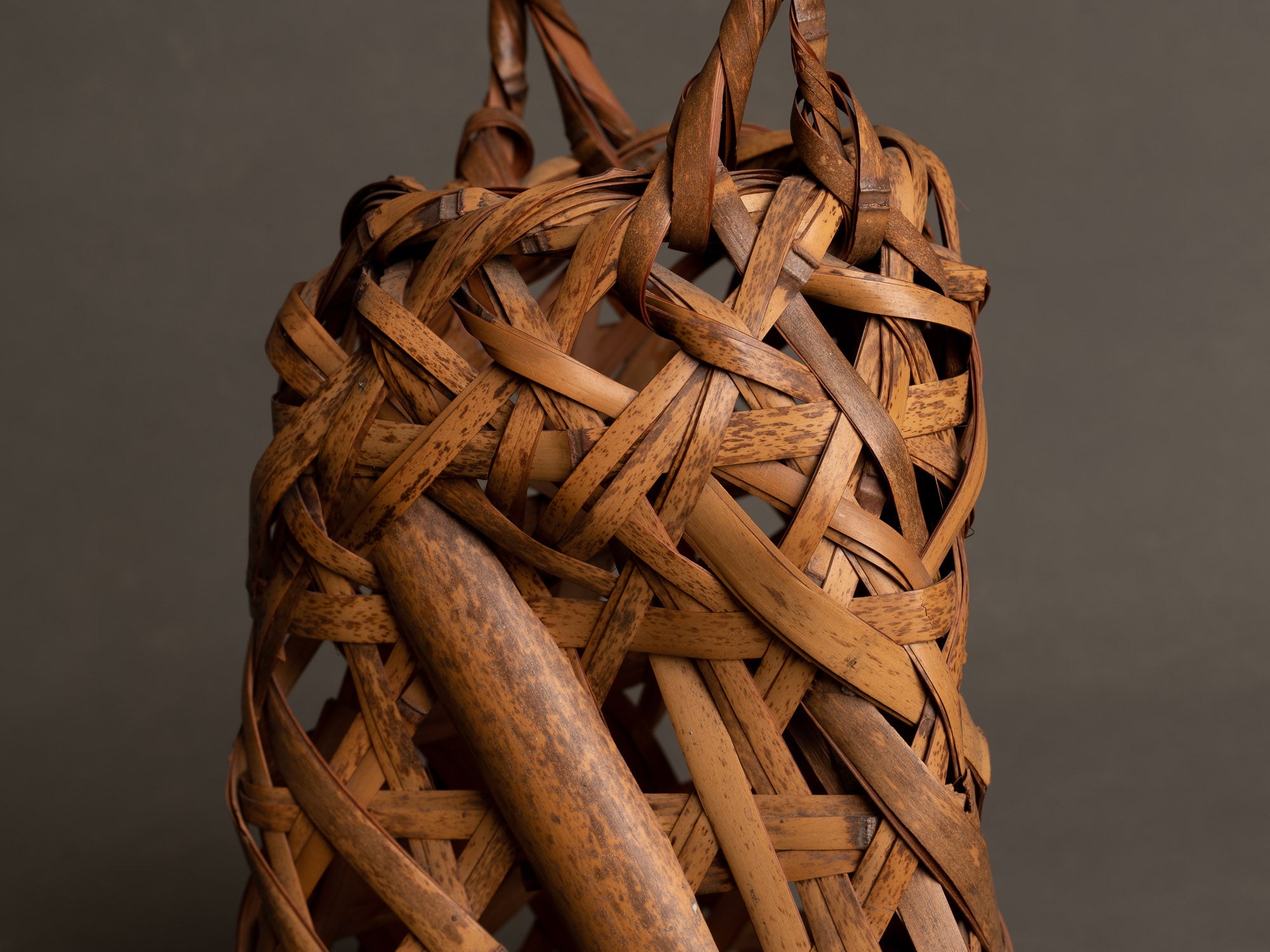 Hanakago, Panier en bambou shichiku pour l'ikebana, Japon (Ère Shōwa)..Free form Hanakago Ikebana shichiku bamboo basket, Japan (Shōwa era)
