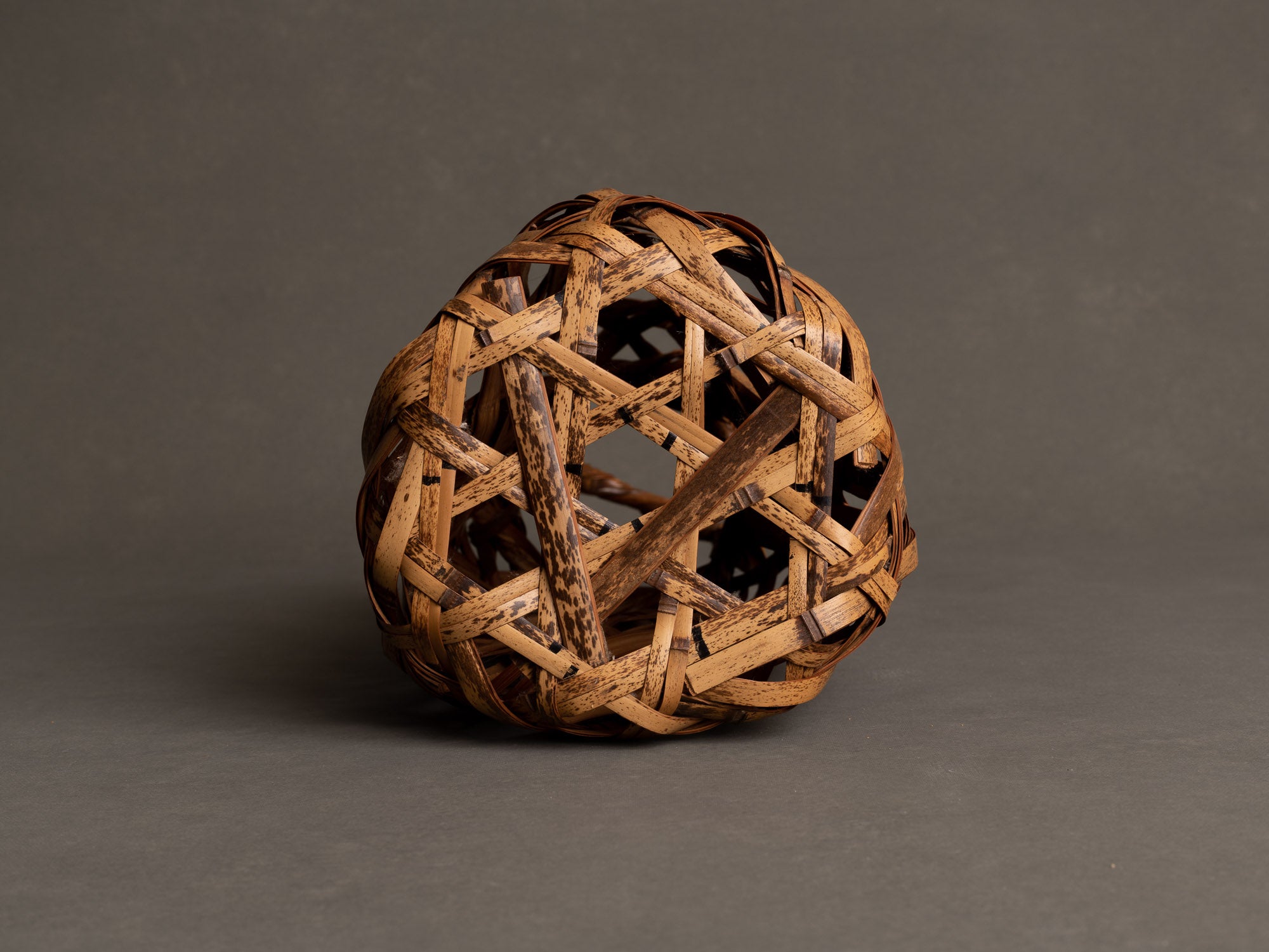 Hanakago, Panier en bambou shichiku pour l'ikebana, Japon (Ère Shōwa)..Free form Hanakago Ikebana shichiku bamboo basket, Japan (Shōwa era)