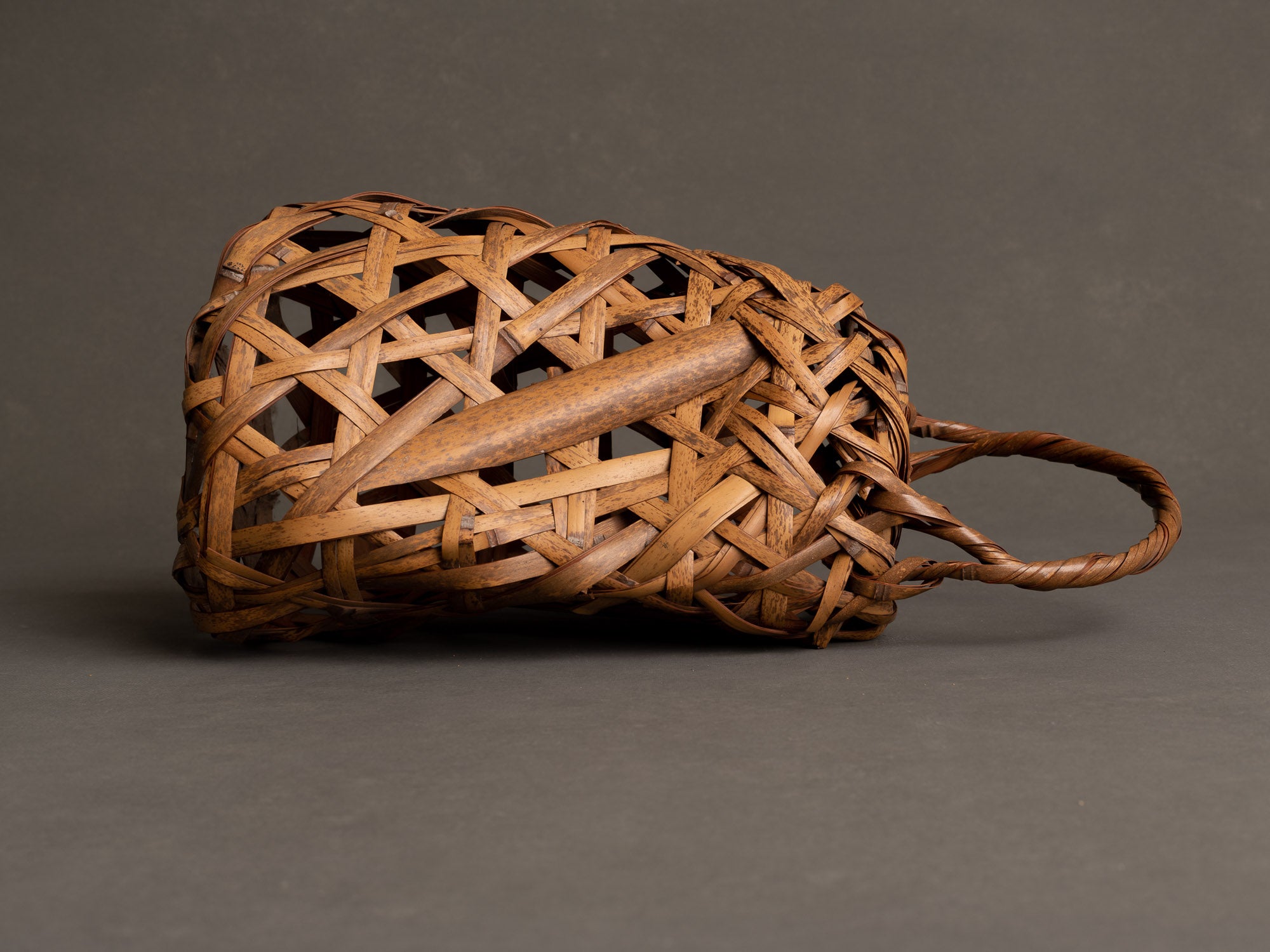 Hanakago, Panier en bambou shichiku pour l'ikebana, Japon (Ère Shōwa)..Free form Hanakago Ikebana shichiku bamboo basket, Japan (Shōwa era)