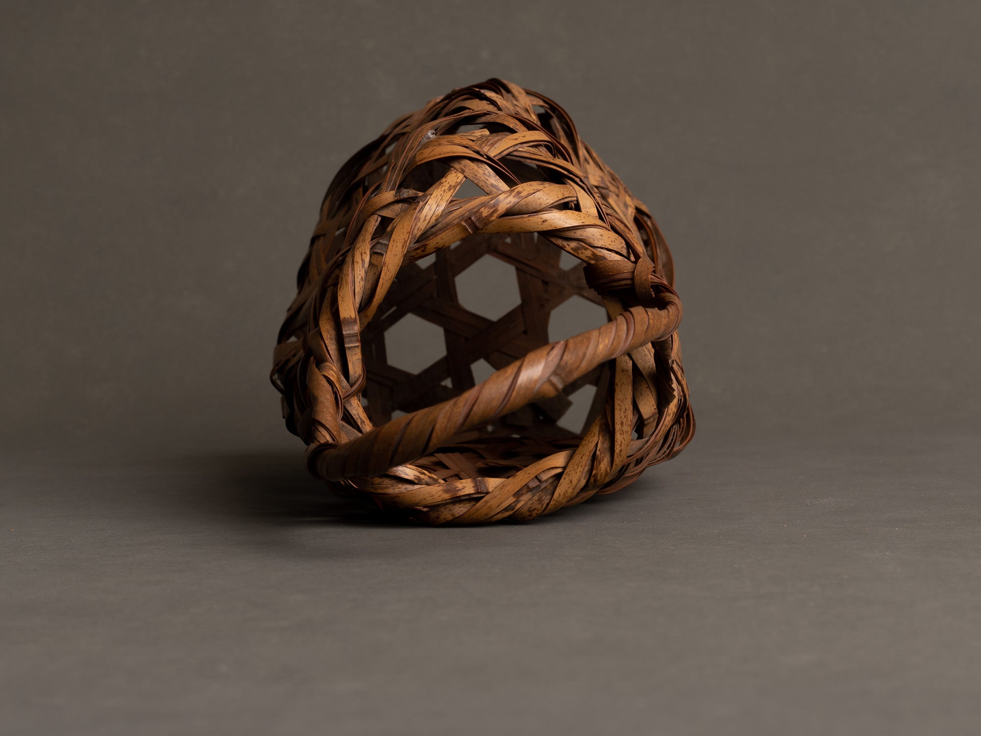 Hanakago, Panier en bambou shichiku pour l'ikebana, Japon (Ère Shōwa)..Free form Hanakago Ikebana shichiku bamboo basket, Japan (Shōwa era)