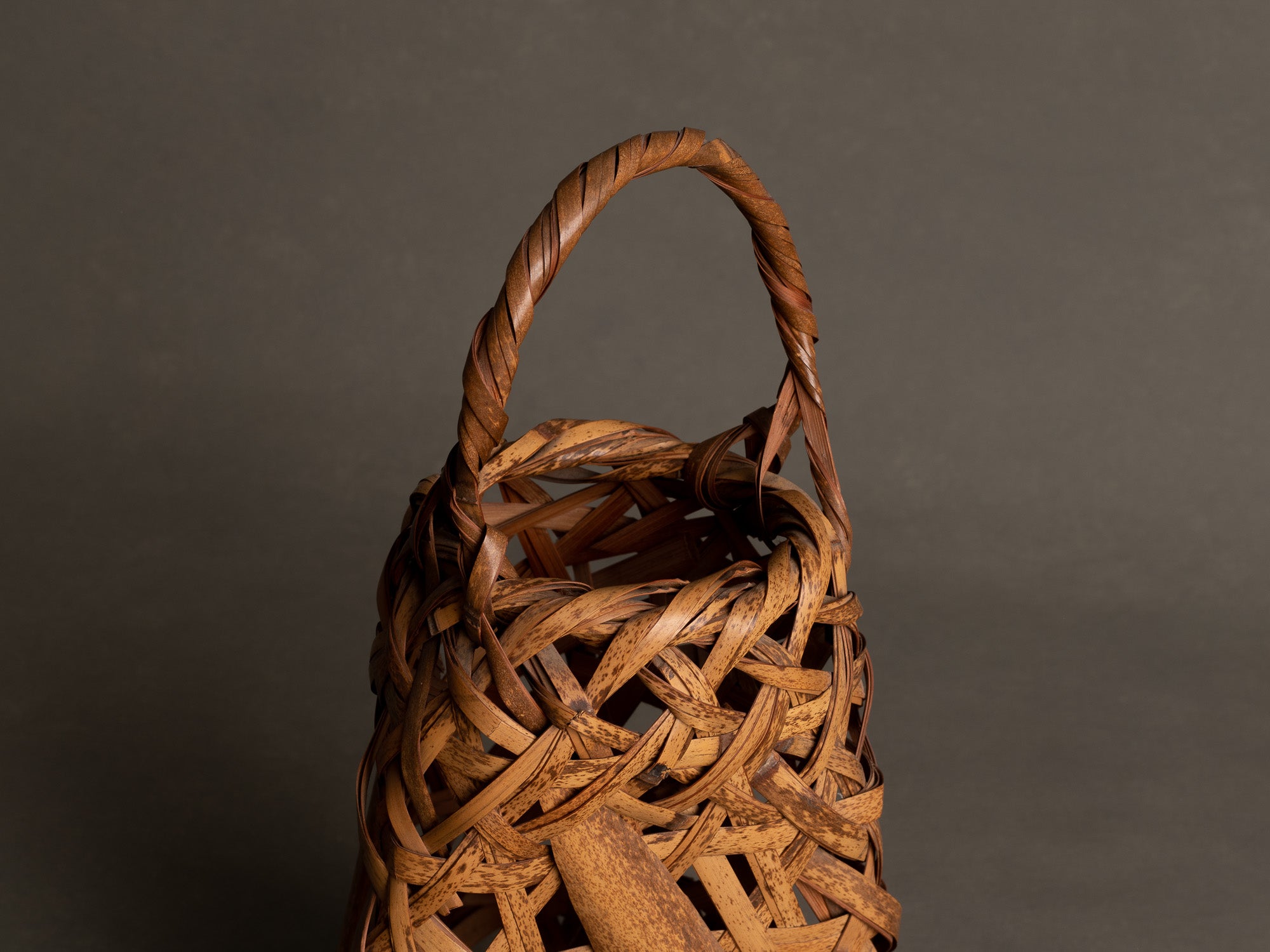 Hanakago, Panier en bambou shichiku pour l'ikebana, Japon (Ère Shōwa)..Free form Hanakago Ikebana shichiku bamboo basket, Japan (Shōwa era)
