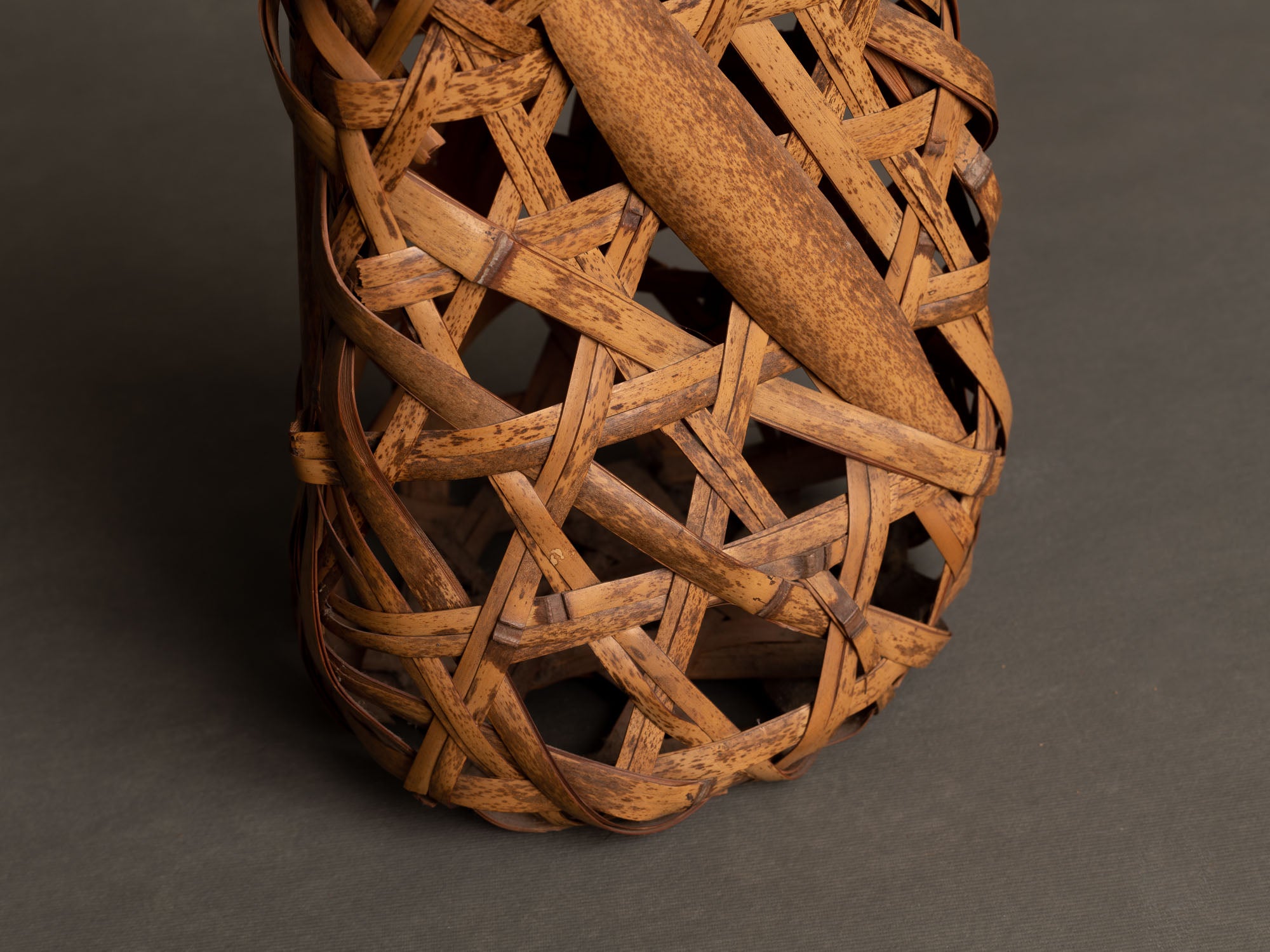 Hanakago, Panier en bambou shichiku pour l'ikebana, Japon (Ère Shōwa)..Free form Hanakago Ikebana shichiku bamboo basket, Japan (Shōwa era)