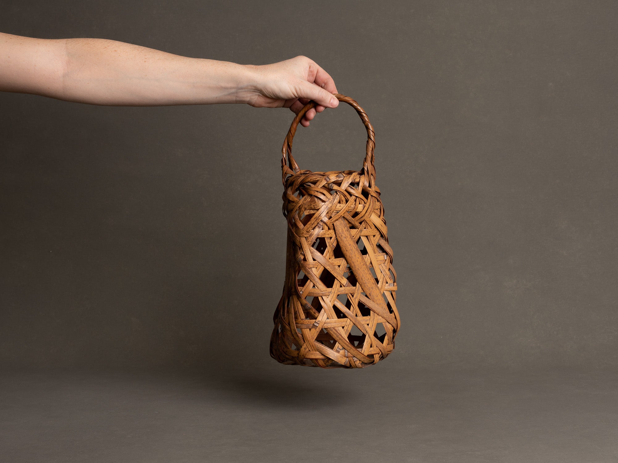 Hanakago, Panier en bambou shichiku pour l'ikebana, Japon (Ère Shōwa)..Free form Hanakago Ikebana shichiku bamboo basket, Japan (Shōwa era)