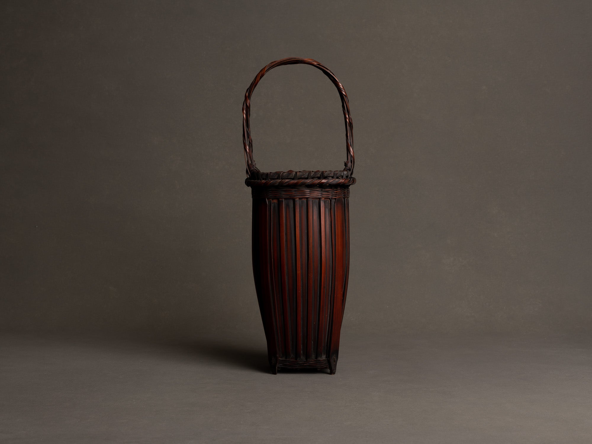 Hanakago, panier à anse en bambou madake pour l'ikebana, Japon (Fin d'époque Meiji / début de l'ère Shōwa)..Hanakago Ikebana madake bamboo basket with handle, Japan (Late Meiji era / early Shōwa era)