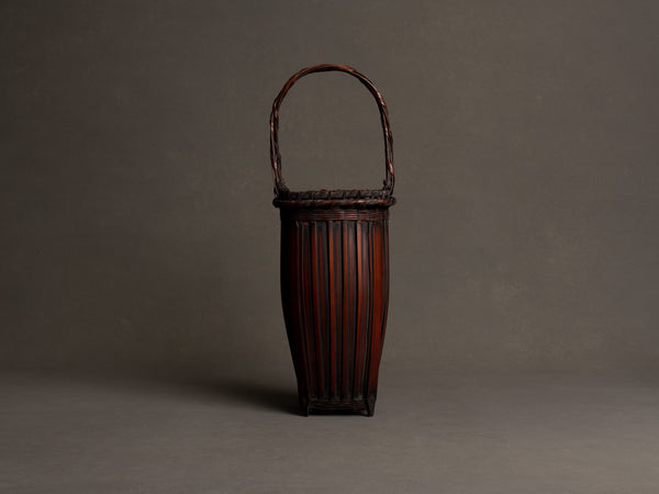 Hanakago, panier à anse en bambou madake pour l'ikebana, Japon (Fin d'époque Meiji / début de l'ère Shōwa)..Hanakago Ikebana madake bamboo basket with handle, Japan (Late Meiji era / early Shōwa era)