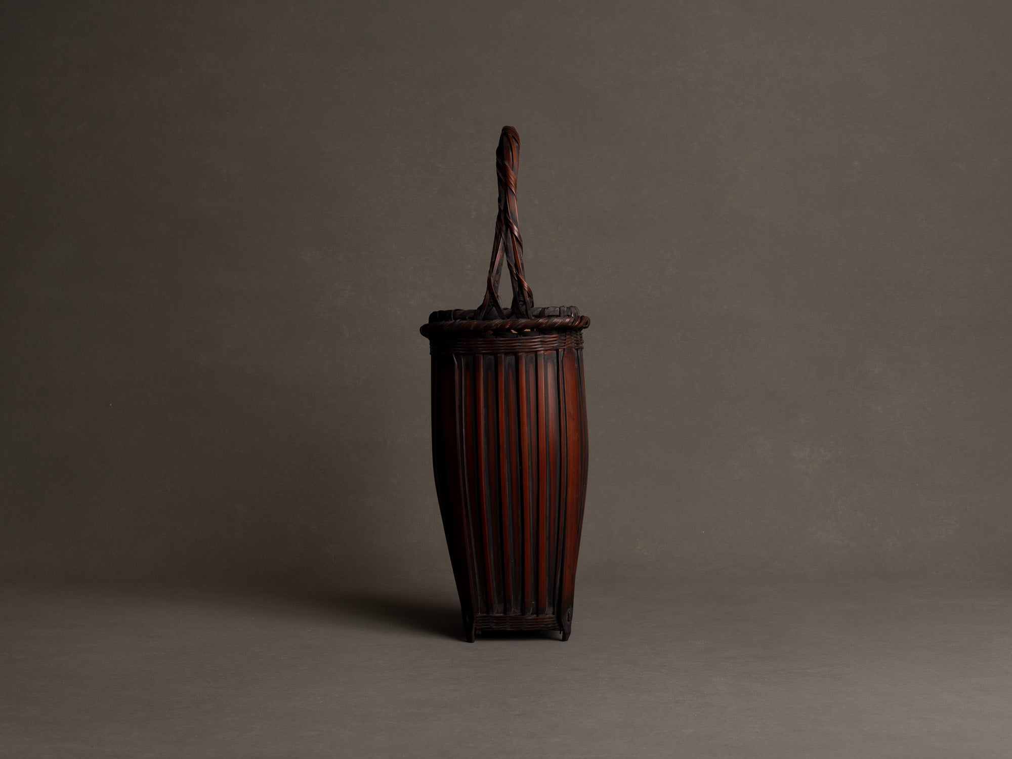 Hanakago, panier à anse en bambou madake pour l'ikebana, Japon (Fin d'époque Meiji / début de l'ère Shōwa)..Hanakago Ikebana madake bamboo basket with handle, Japan (Late Meiji era / early Shōwa era)