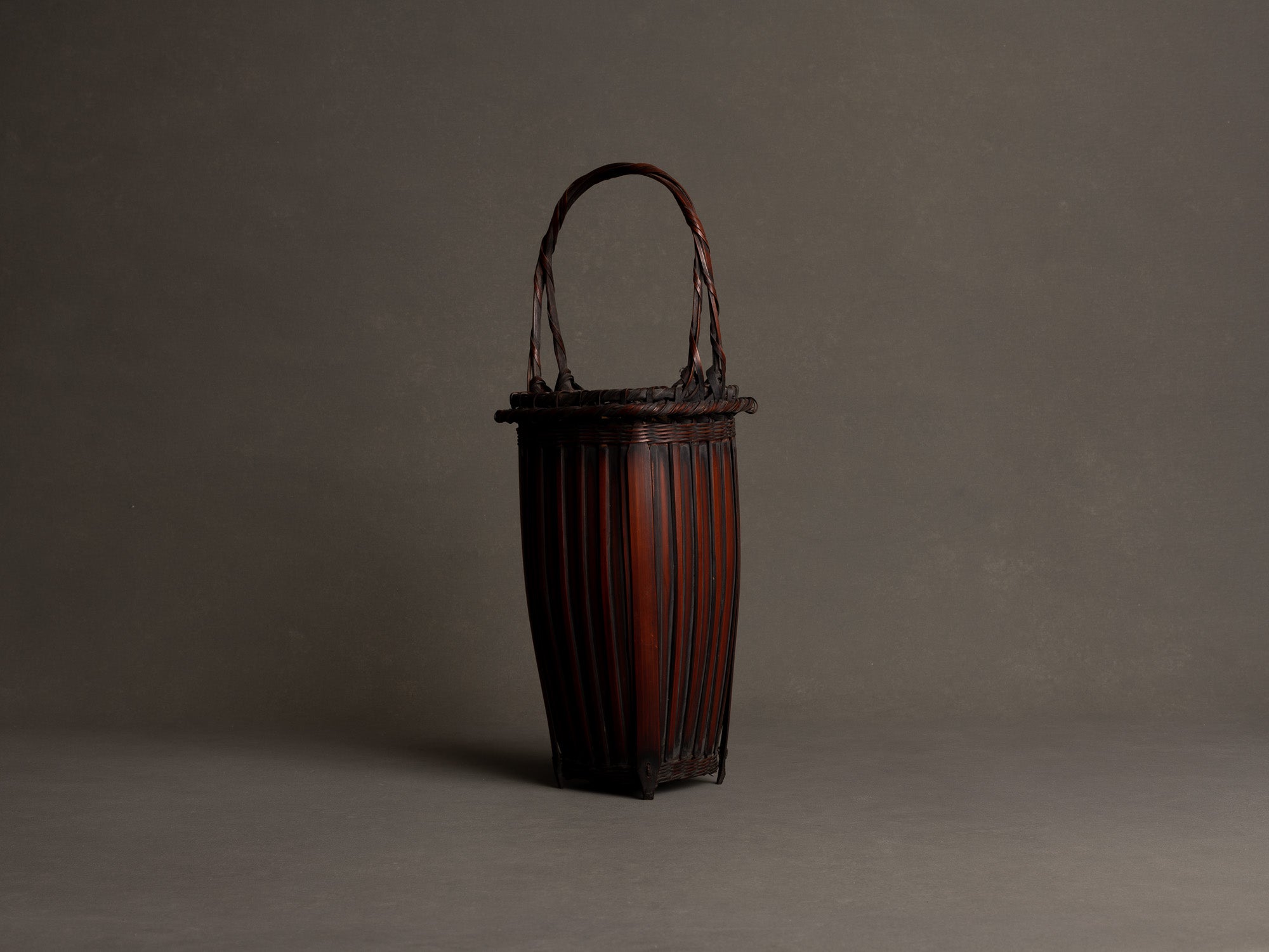 Hanakago, panier à anse en bambou madake pour l'ikebana, Japon (Fin d'époque Meiji / début de l'ère Shōwa)..Hanakago Ikebana madake bamboo basket with handle, Japan (Late Meiji era / early Shōwa era)