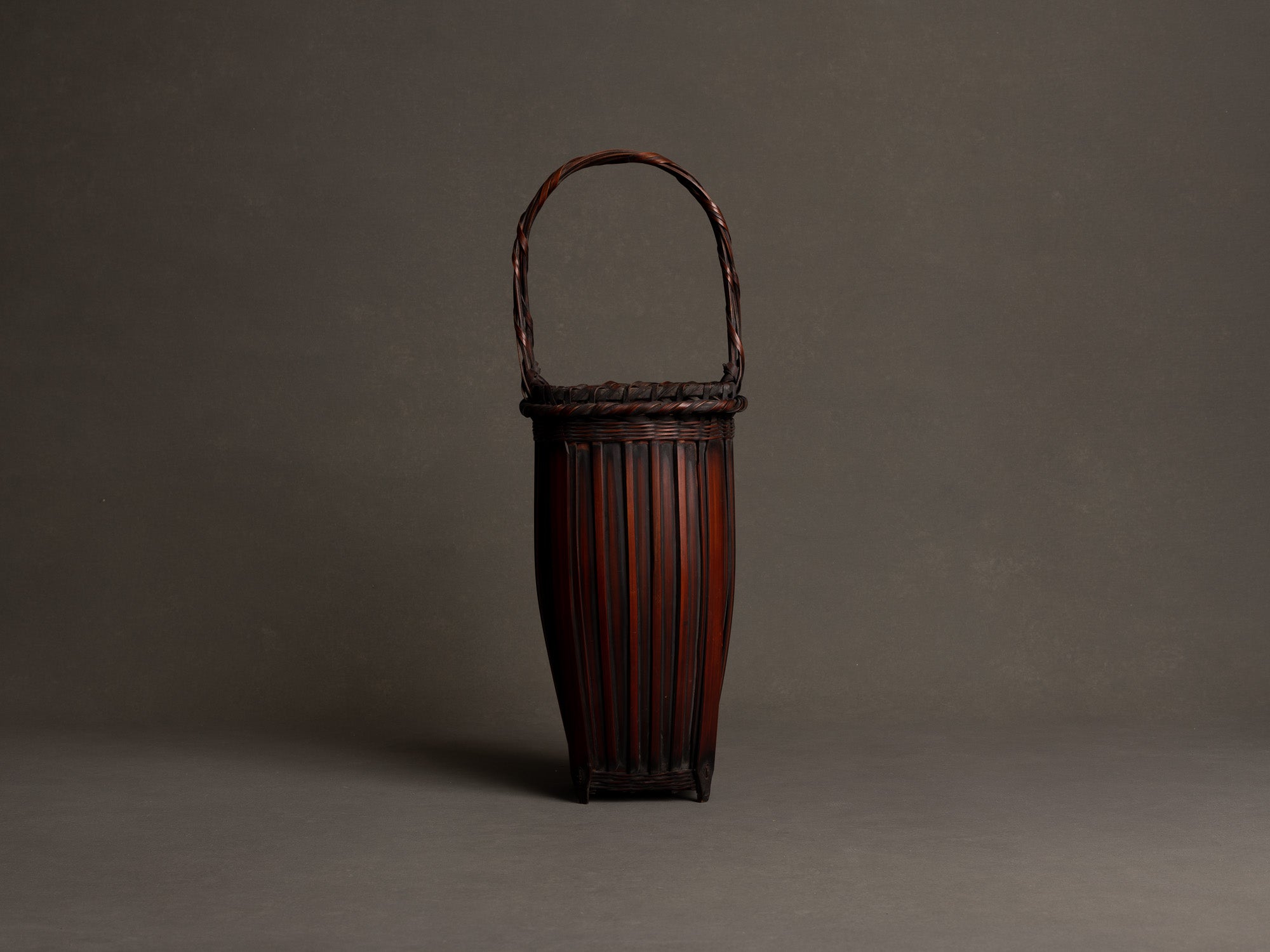 Hanakago, panier à anse en bambou madake pour l'ikebana, Japon (Fin d'époque Meiji / début de l'ère Shōwa)..Hanakago Ikebana madake bamboo basket with handle, Japan (Late Meiji era / early Shōwa era)