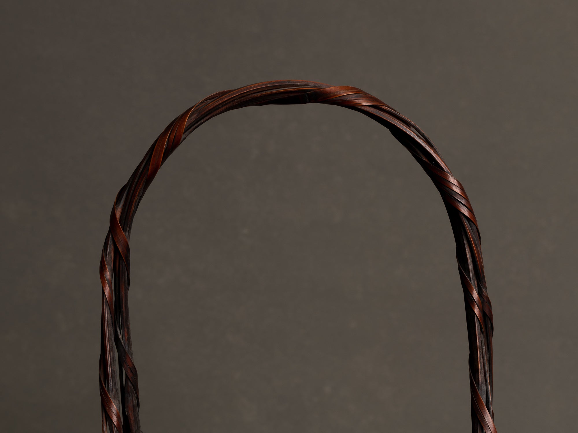 Hanakago, panier à anse en bambou madake pour l'ikebana, Japon (Fin d'époque Meiji / début de l'ère Shōwa)..Hanakago Ikebana madake bamboo basket with handle, Japan (Late Meiji era / early Shōwa era)
