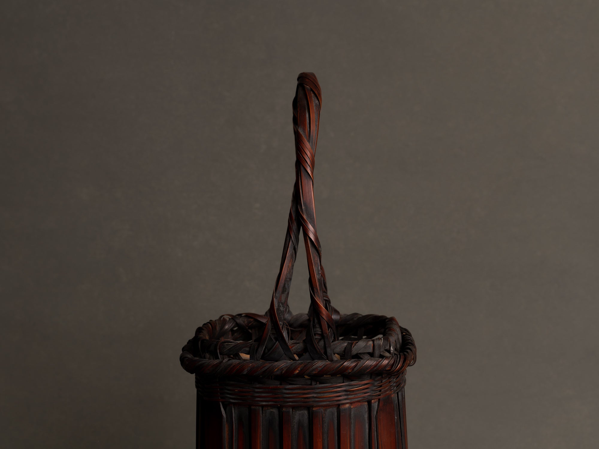 Hanakago, panier à anse en bambou madake pour l'ikebana, Japon (Fin d'époque Meiji / début de l'ère Shōwa)..Hanakago Ikebana madake bamboo basket with handle, Japan (Late Meiji era / early Shōwa era)