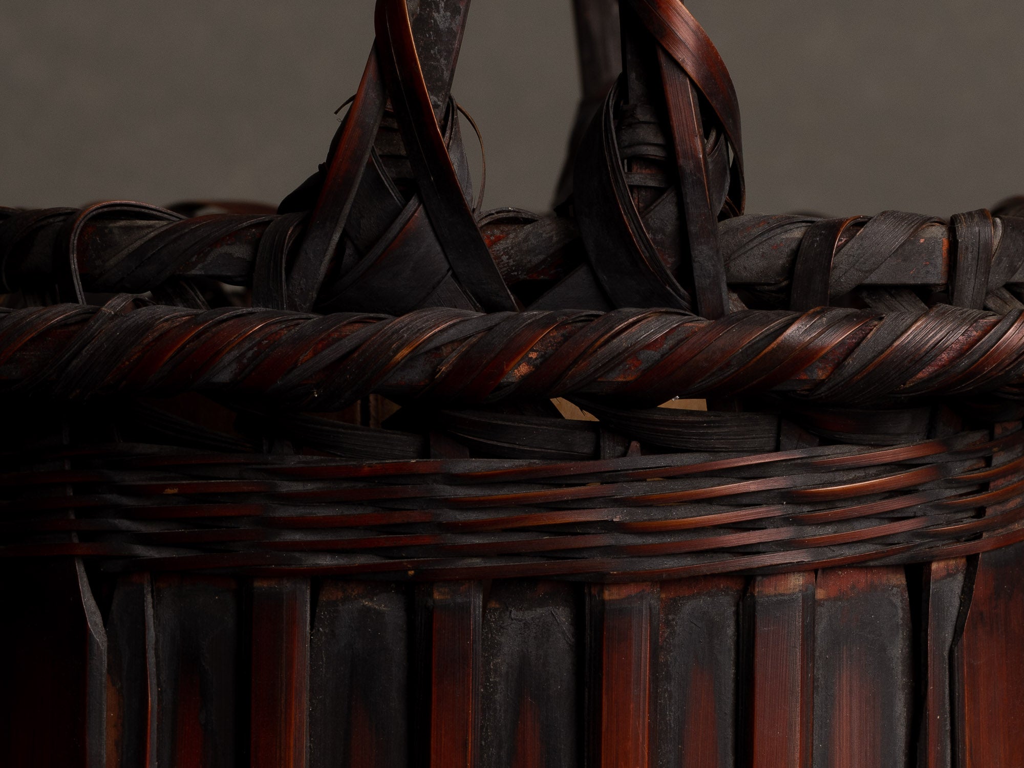 Hanakago, panier à anse en bambou madake pour l'ikebana, Japon (Fin d'époque Meiji / début de l'ère Shōwa)..Hanakago Ikebana madake bamboo basket with handle, Japan (Late Meiji era / early Shōwa era)