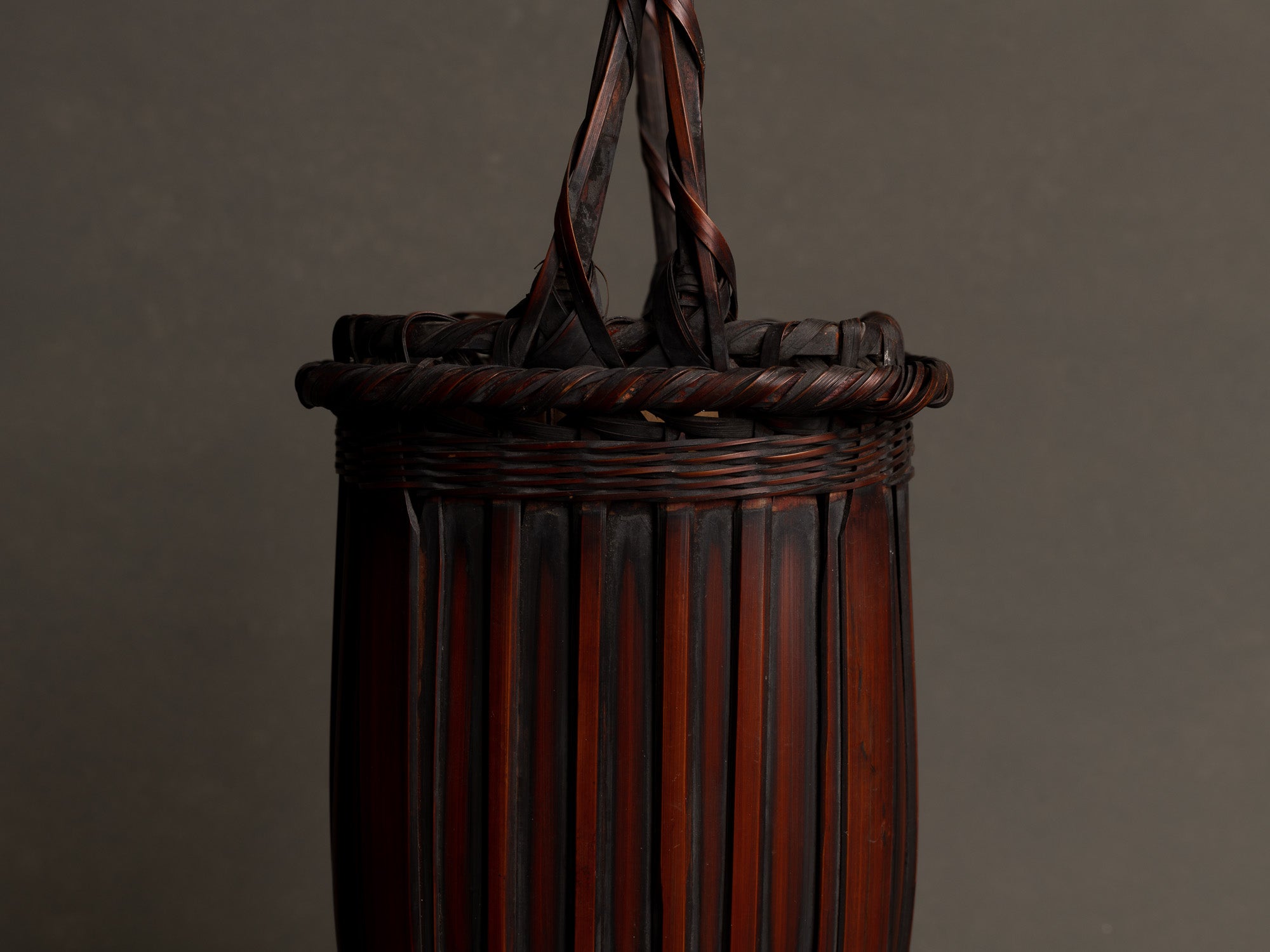 Hanakago, panier à anse en bambou madake pour l'ikebana, Japon (Fin d'époque Meiji / début de l'ère Shōwa)..Hanakago Ikebana madake bamboo basket with handle, Japan (Late Meiji era / early Shōwa era)