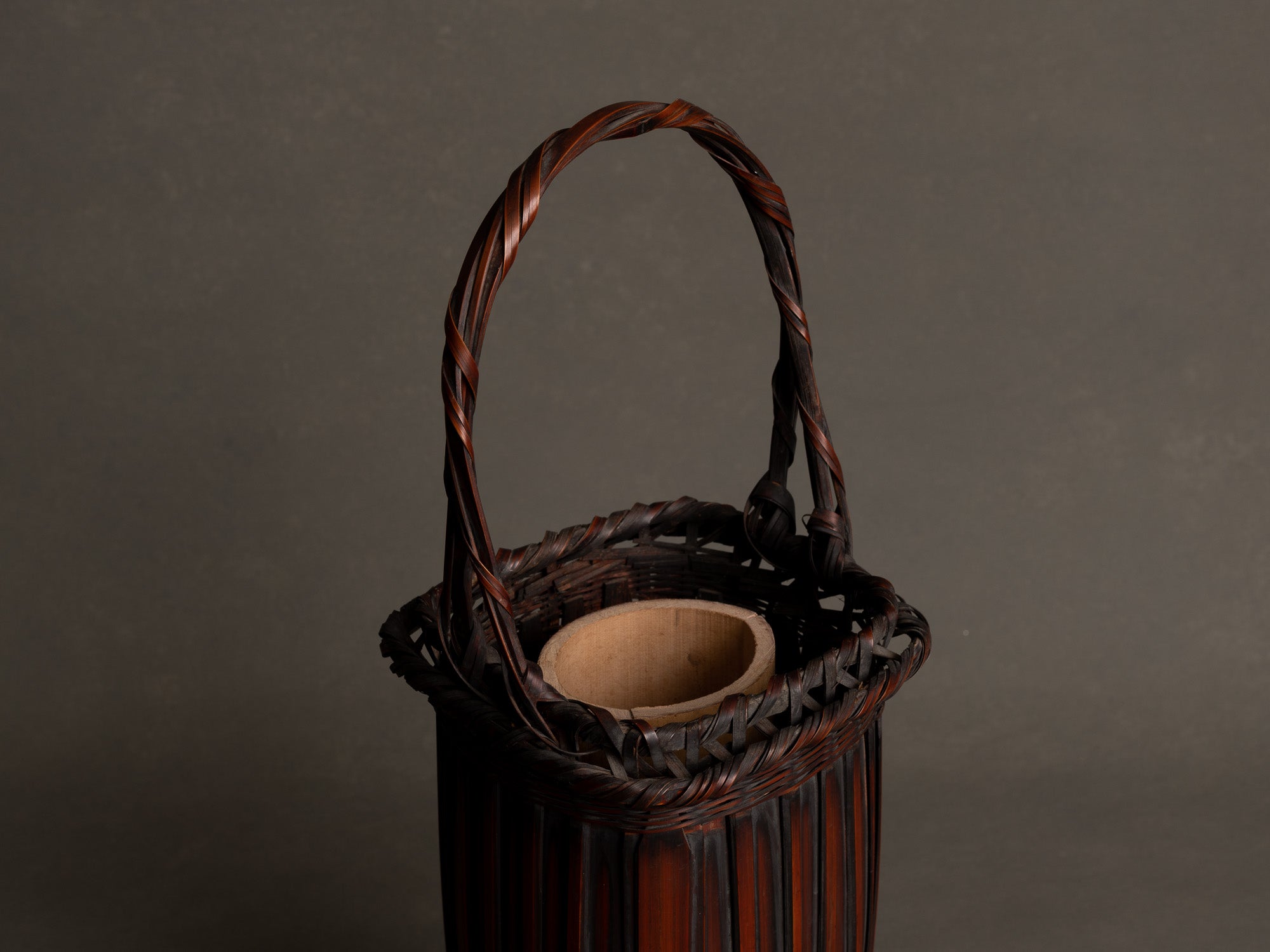 Hanakago, panier à anse en bambou madake pour l'ikebana, Japon (Fin d'époque Meiji / début de l'ère Shōwa)..Hanakago Ikebana madake bamboo basket with handle, Japan (Late Meiji era / early Shōwa era)