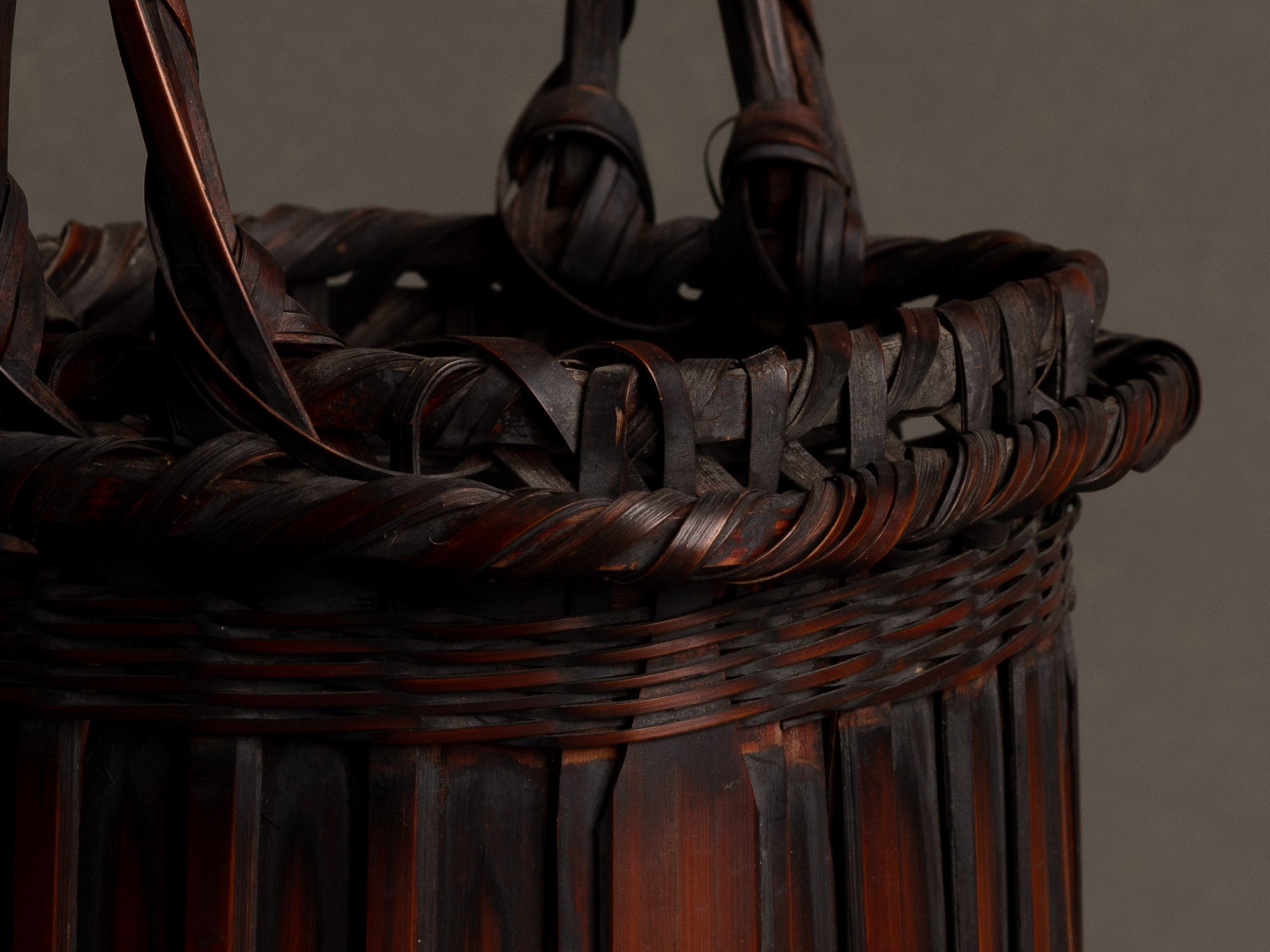 Hanakago, panier à anse en bambou madake pour l'ikebana, Japon (Fin d'époque Meiji / début de l'ère Shōwa)..Hanakago Ikebana madake bamboo basket with handle, Japan (Late Meiji era / early Shōwa era)