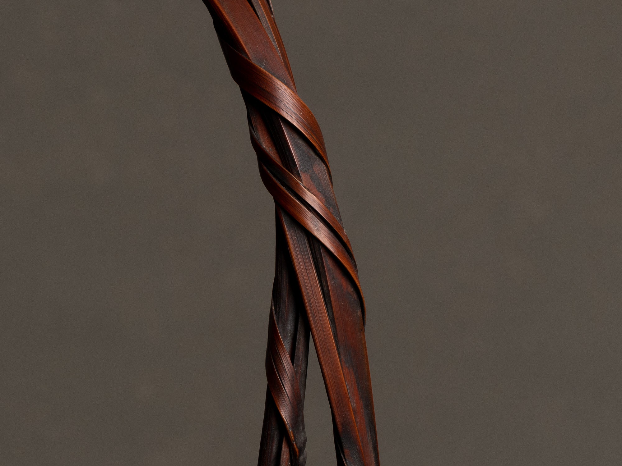 Hanakago, panier à anse en bambou madake pour l'ikebana, Japon (Fin d'époque Meiji / début de l'ère Shōwa)..Hanakago Ikebana madake bamboo basket with handle, Japan (Late Meiji era / early Shōwa era)