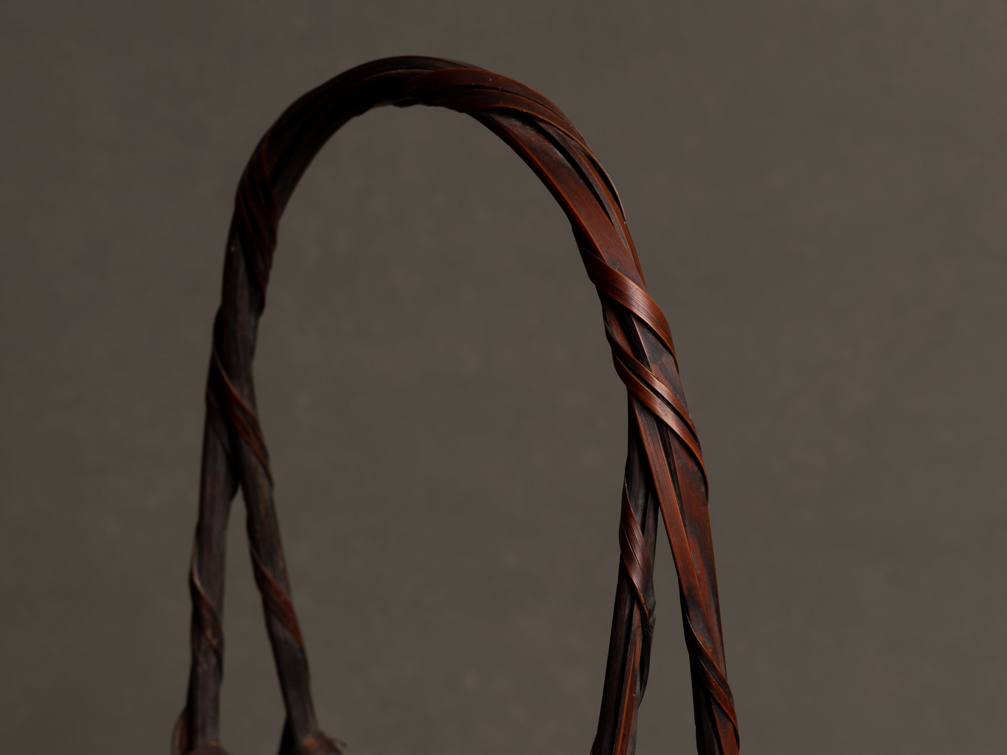 Hanakago, panier à anse en bambou madake pour l'ikebana, Japon (Fin d'époque Meiji / début de l'ère Shōwa)..Hanakago Ikebana madake bamboo basket with handle, Japan (Late Meiji era / early Shōwa era)