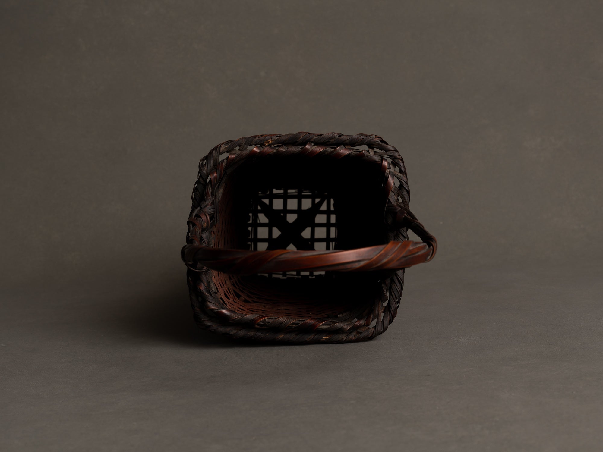 Hanakago, panier à anse en bambou madake pour l'ikebana, Japon (Fin d'époque Meiji / début de l'ère Shōwa)..Hanakago Ikebana madake bamboo basket with handle, Japan (Late Meiji era / early Shōwa era)
