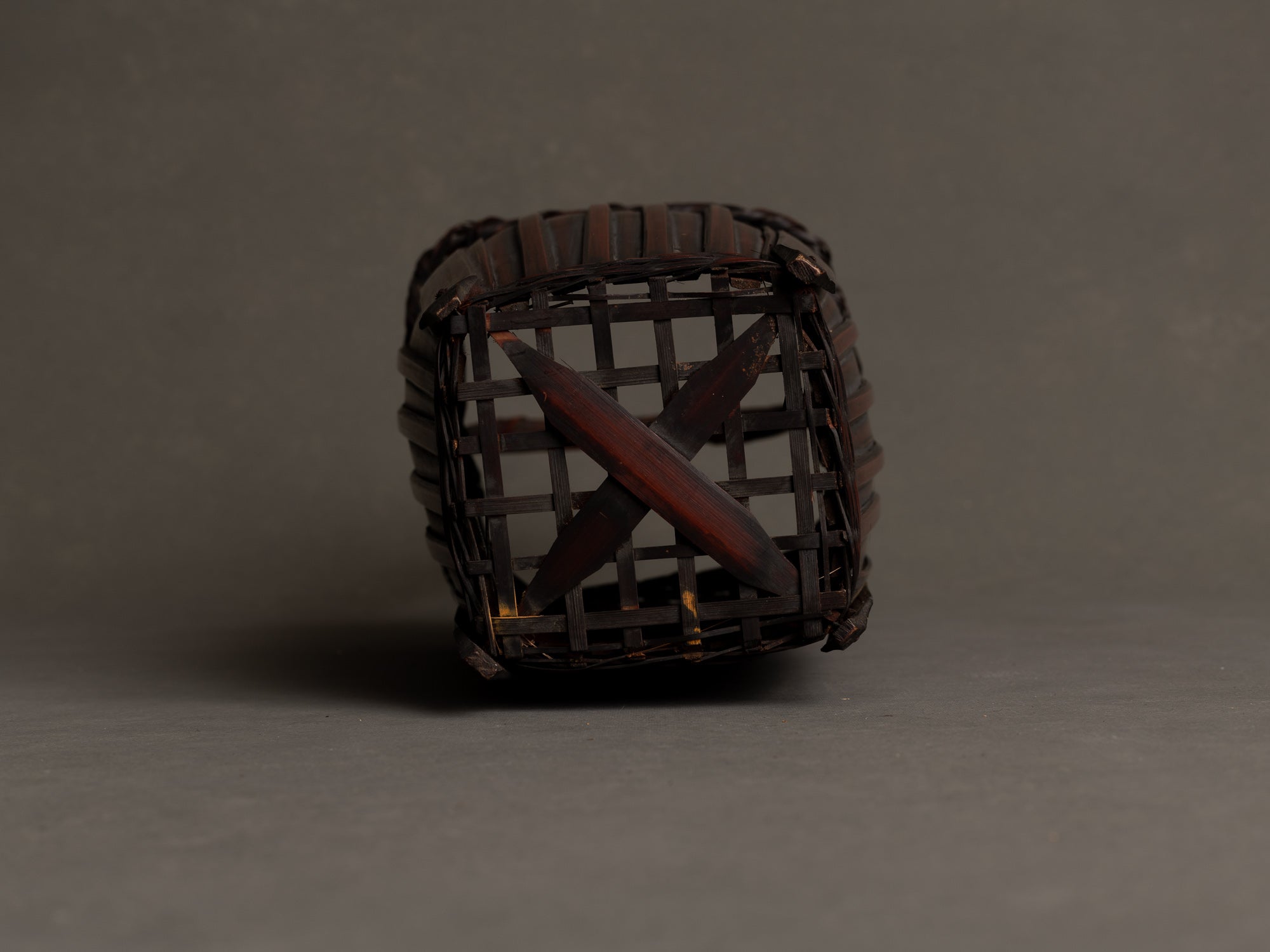 Hanakago, panier à anse en bambou madake pour l'ikebana, Japon (Fin d'époque Meiji / début de l'ère Shōwa)..Hanakago Ikebana madake bamboo basket with handle, Japan (Late Meiji era / early Shōwa era)