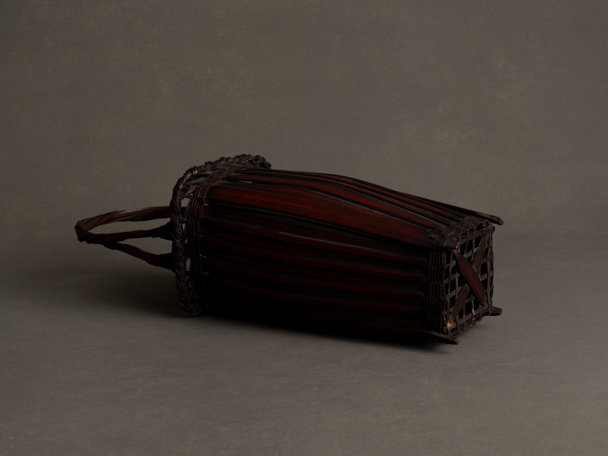 Hanakago, panier à anse en bambou madake pour l'ikebana, Japon (Fin d'époque Meiji / début de l'ère Shōwa)..Hanakago Ikebana madake bamboo basket with handle, Japan (Late Meiji era / early Shōwa era)