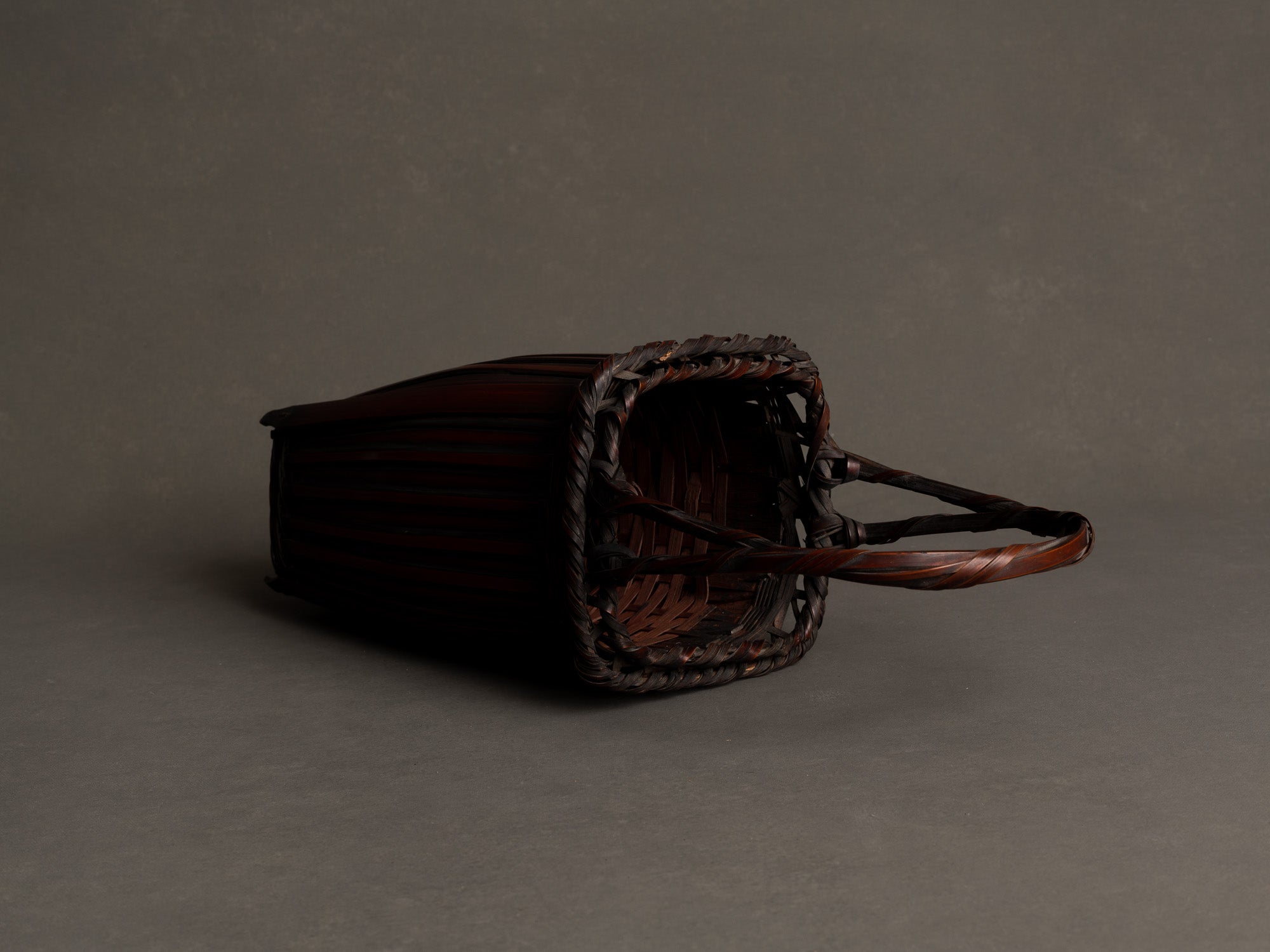 Hanakago, panier à anse en bambou madake pour l'ikebana, Japon (Fin d'époque Meiji / début de l'ère Shōwa)..Hanakago Ikebana madake bamboo basket with handle, Japan (Late Meiji era / early Shōwa era)