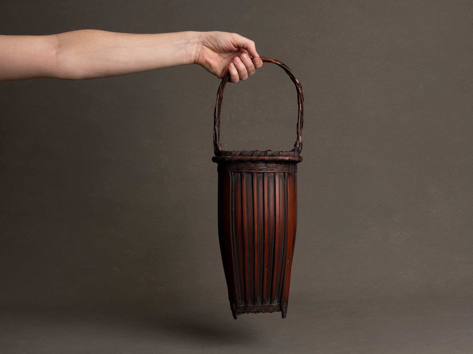 Hanakago, panier à anse en bambou madake pour l'ikebana, Japon (Fin d'époque Meiji / début de l'ère Shōwa)..Hanakago Ikebana madake bamboo basket with handle, Japan (Late Meiji era / early Shōwa era)