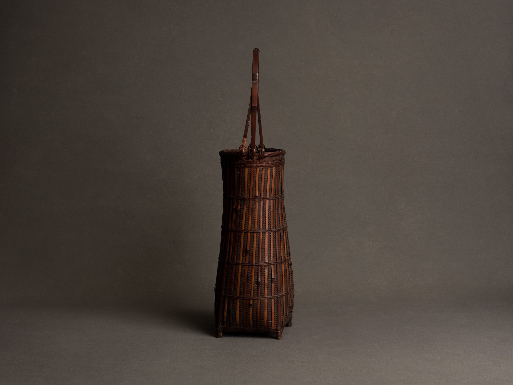 Hanakago, haut panier à anse pour l'ikebana, Japon (Ére Taishō / Début ère Shōwa)..Huge Hanakago Ikebana bamboo basket with wood handle, Japan (Taishō era / early Shōwa era)