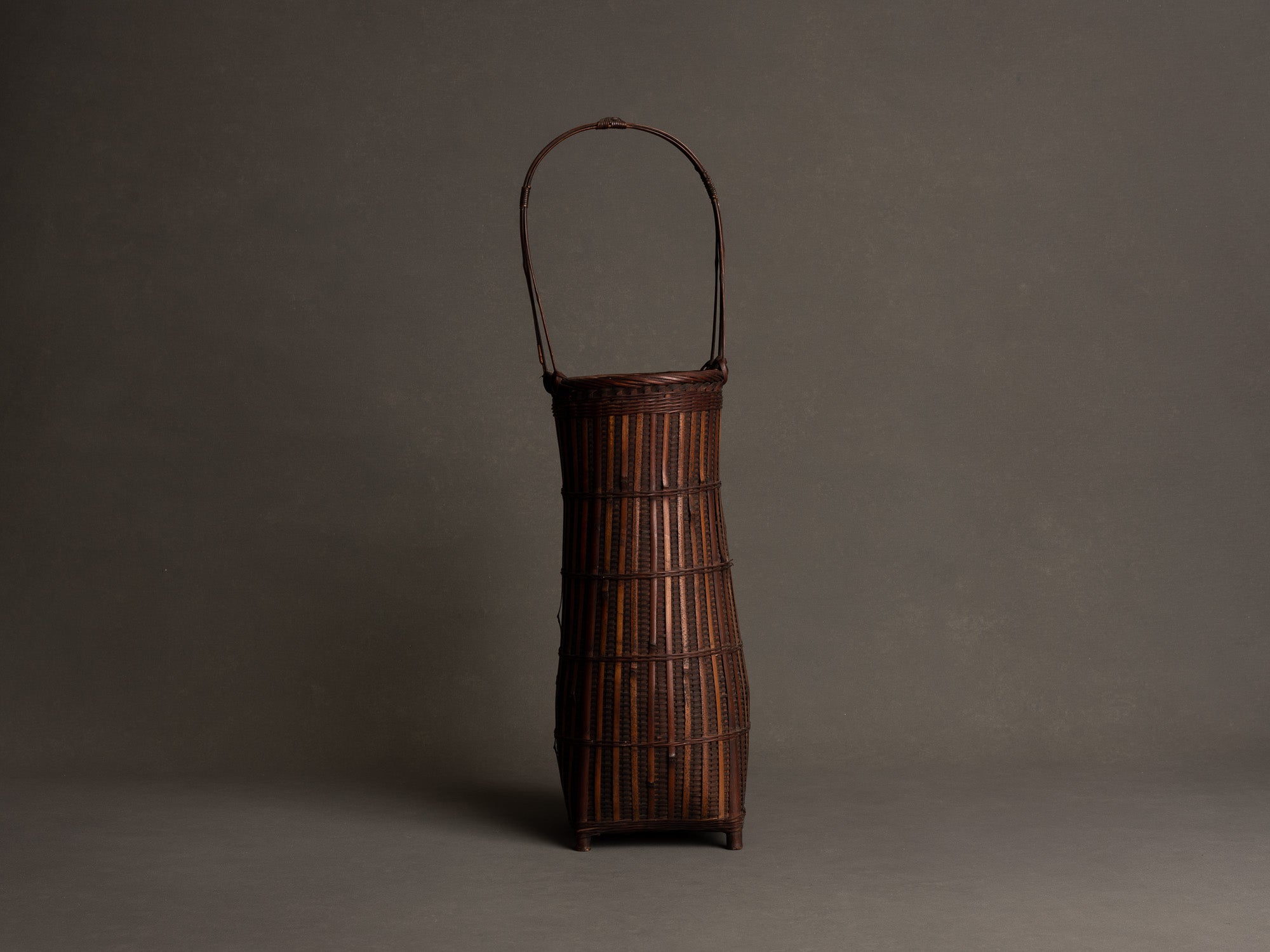 Hanakago, haut panier à anse pour l'ikebana, Japon (Ére Taishō / Début ère Shōwa)..Huge Hanakago Ikebana bamboo basket with wood handle, Japan (Taishō era / early Shōwa era)
