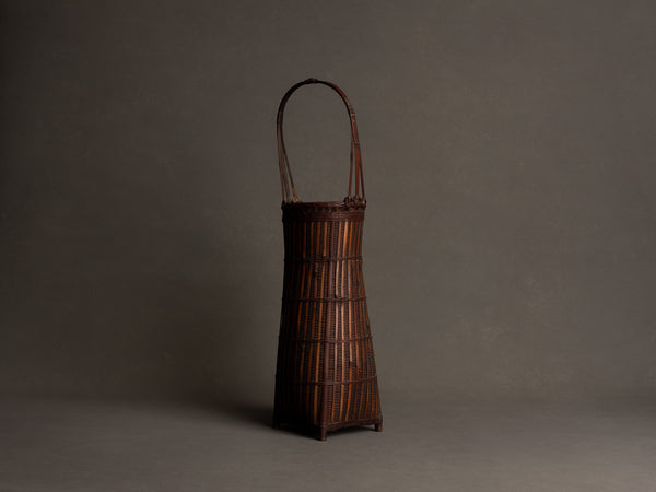 Hanakago, haut panier à anse pour l'ikebana, Japon (Ére Taishō / Début ère Shōwa)..Huge Hanakago Ikebana bamboo basket with wood handle, Japan (Taishō era / early Shōwa era)
