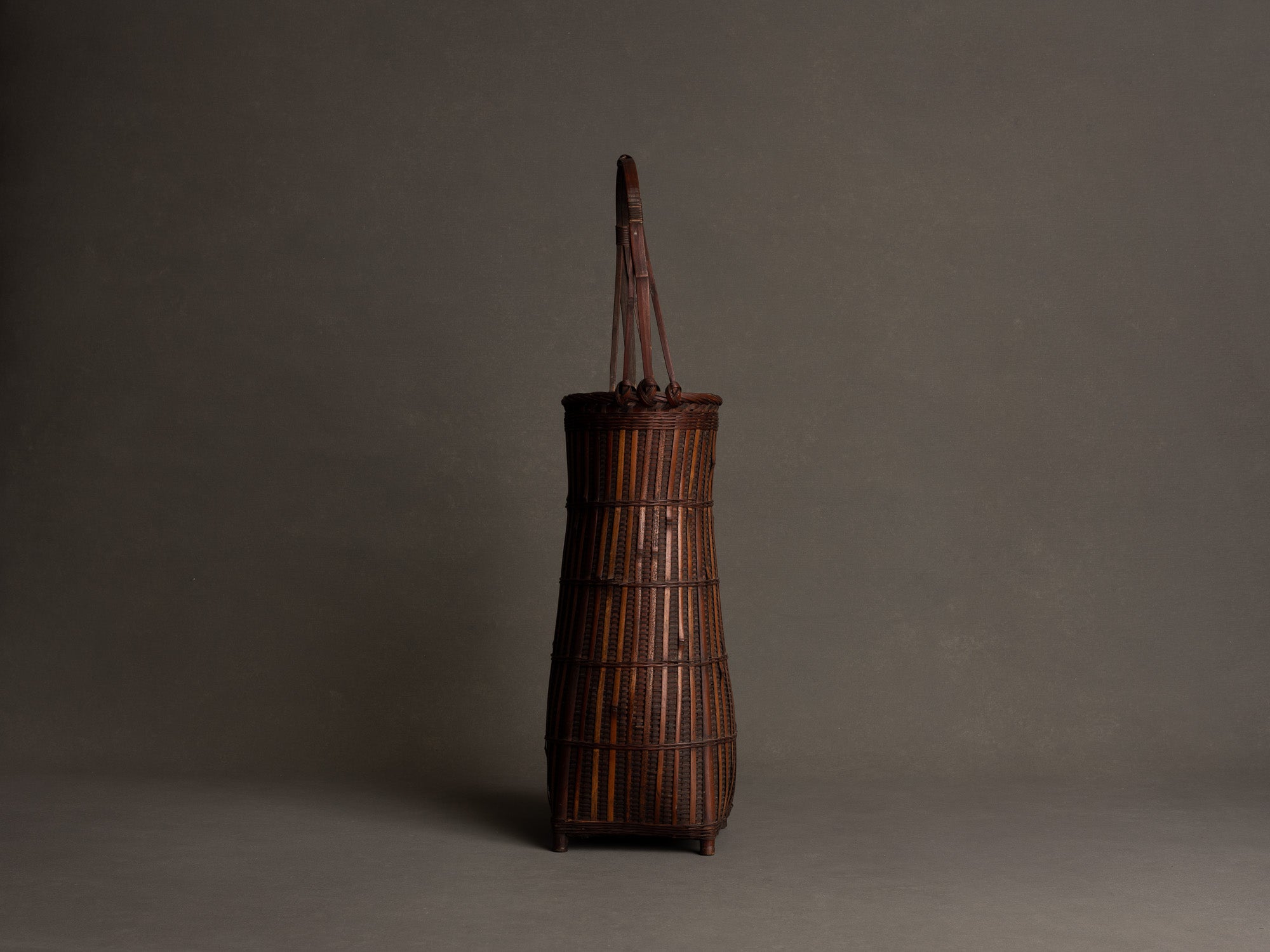 Hanakago, haut panier à anse pour l'ikebana, Japon (Ére Taishō / Début ère Shōwa)..Huge Hanakago Ikebana bamboo basket with wood handle, Japan (Taishō era / early Shōwa era)