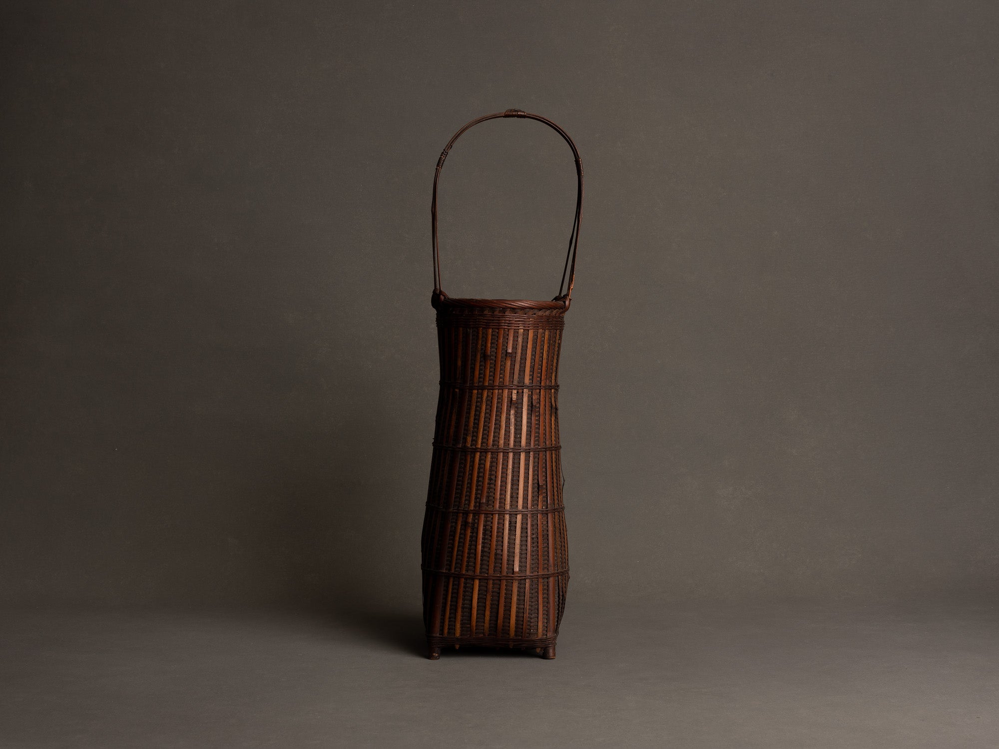 Hanakago, haut panier à anse pour l'ikebana, Japon (Ére Taishō / Début ère Shōwa)..Huge Hanakago Ikebana bamboo basket with wood handle, Japan (Taishō era / early Shōwa era)