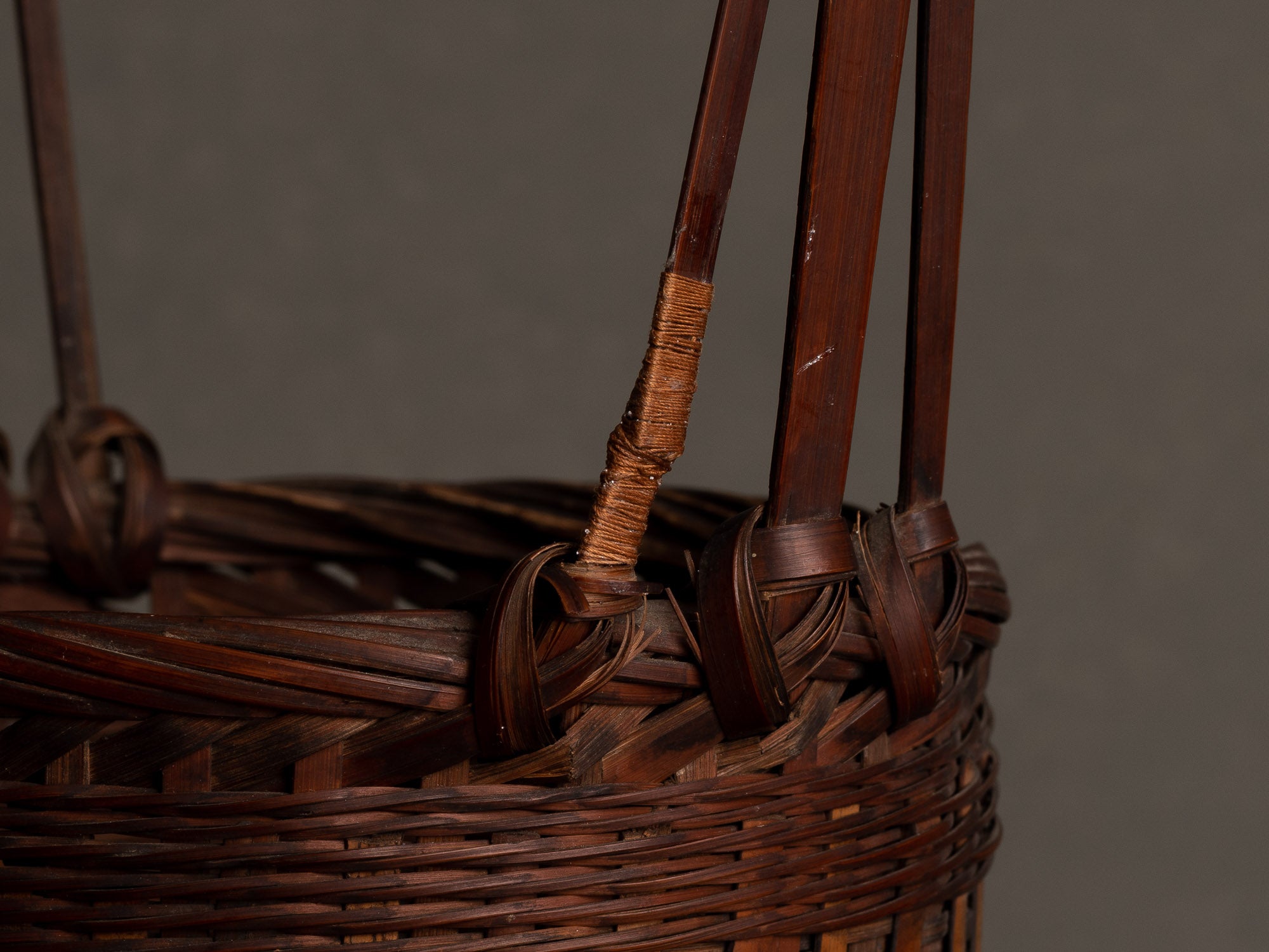 Hanakago, haut panier à anse pour l'ikebana, Japon (Ére Taishō / Début ère Shōwa)..Huge Hanakago Ikebana bamboo basket with wood handle, Japan (Taishō era / early Shōwa era)