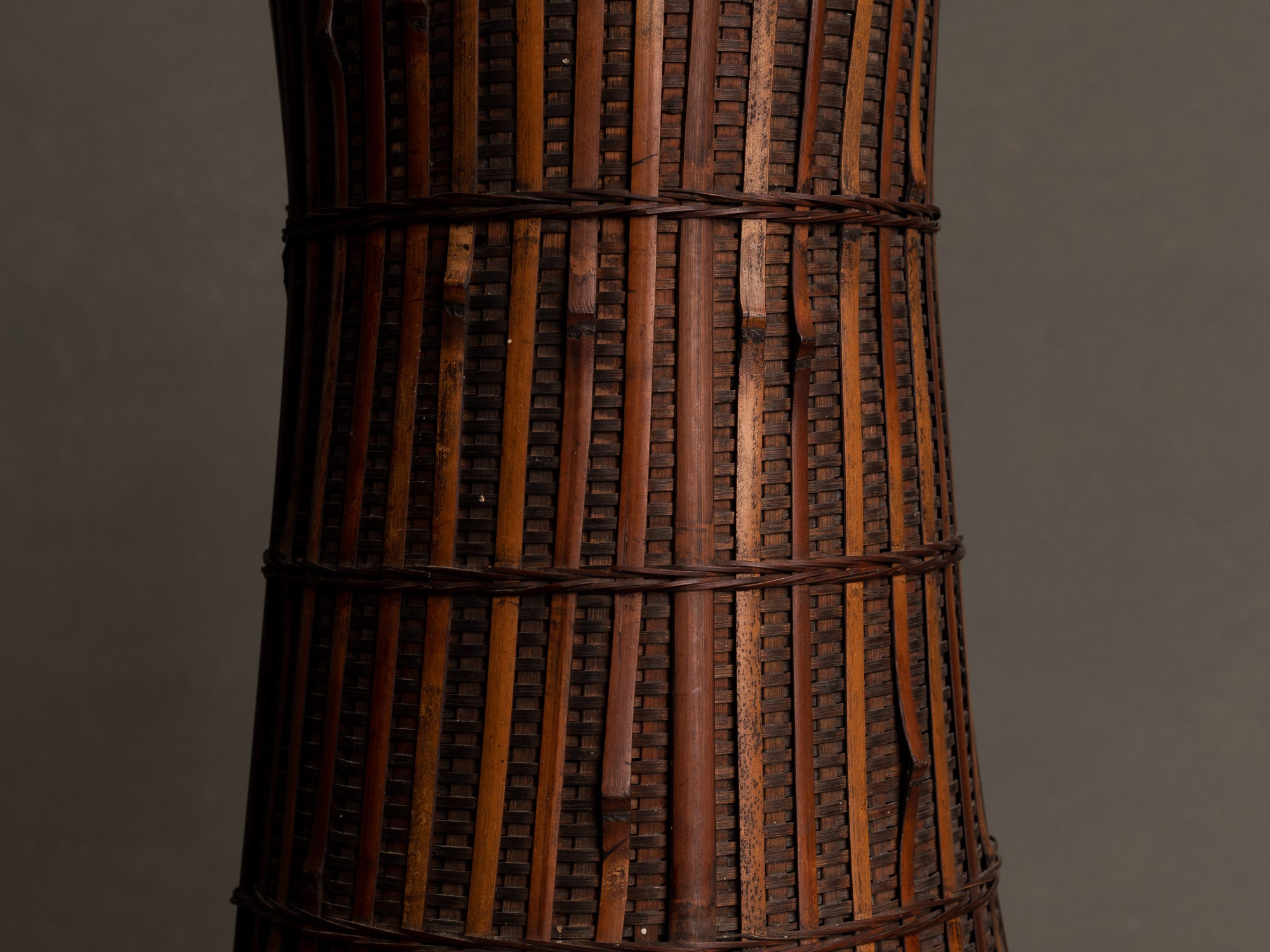 Hanakago, haut panier à anse pour l'ikebana, Japon (Ére Taishō / Début ère Shōwa)..Huge Hanakago Ikebana bamboo basket with wood handle, Japan (Taishō era / early Shōwa era)