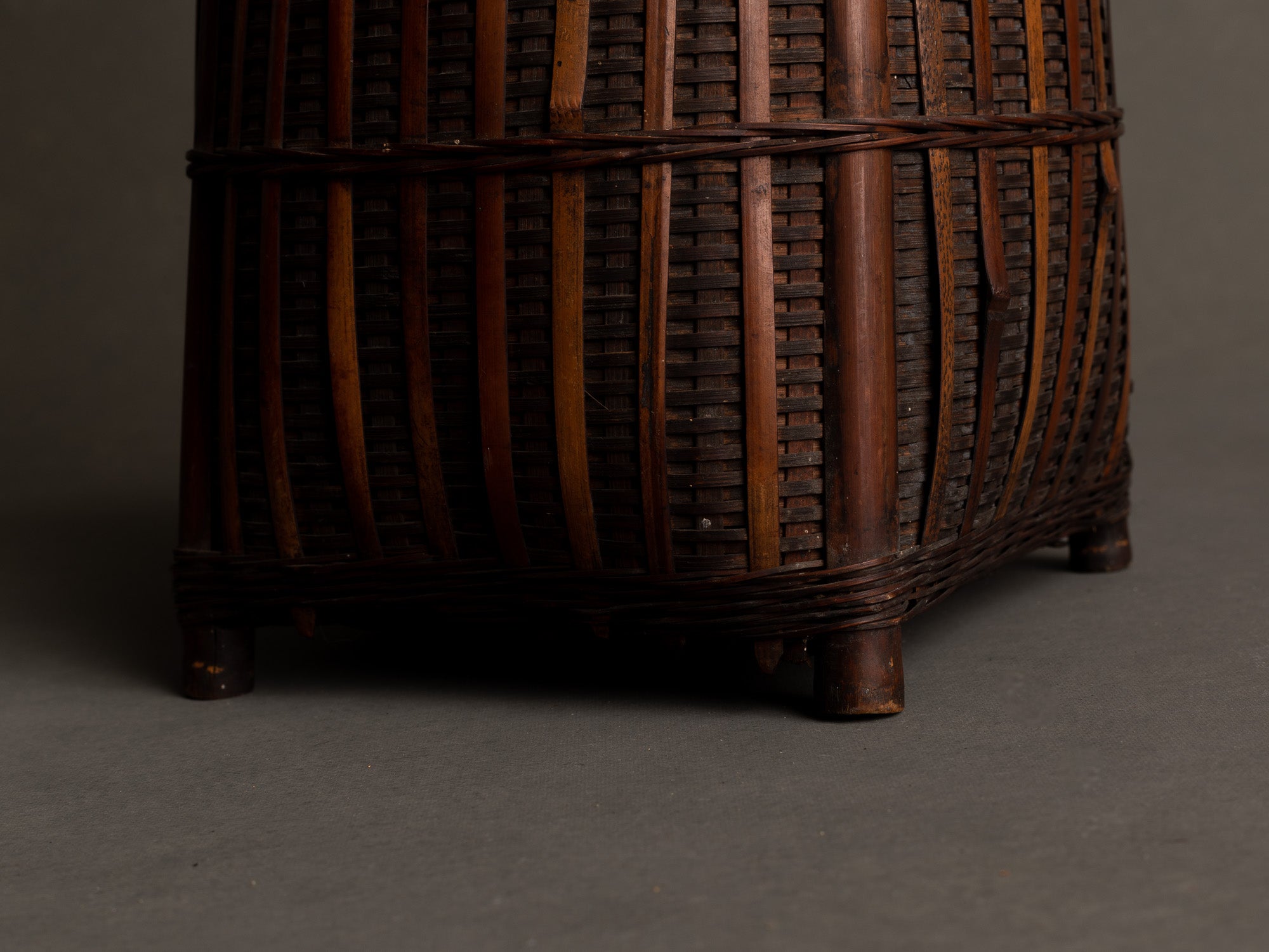 Hanakago, haut panier à anse pour l'ikebana, Japon (Ére Taishō / Début ère Shōwa)..Huge Hanakago Ikebana bamboo basket with wood handle, Japan (Taishō era / early Shōwa era)