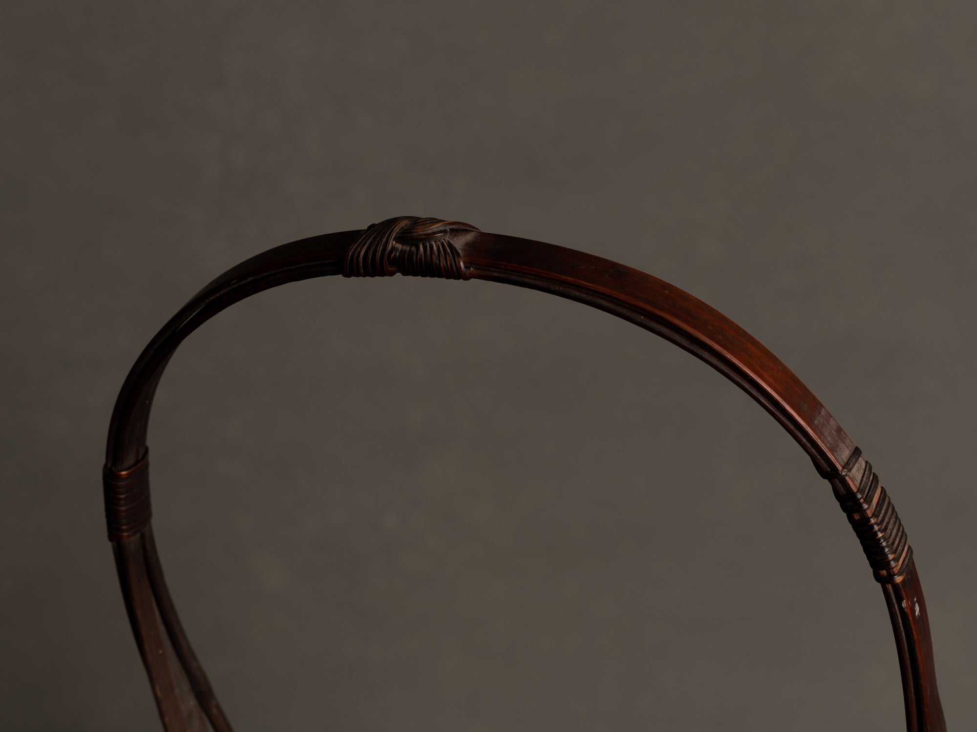 Hanakago, haut panier à anse pour l'ikebana, Japon (Ére Taishō / Début ère Shōwa)..Huge Hanakago Ikebana bamboo basket with wood handle, Japan (Taishō era / early Shōwa era)