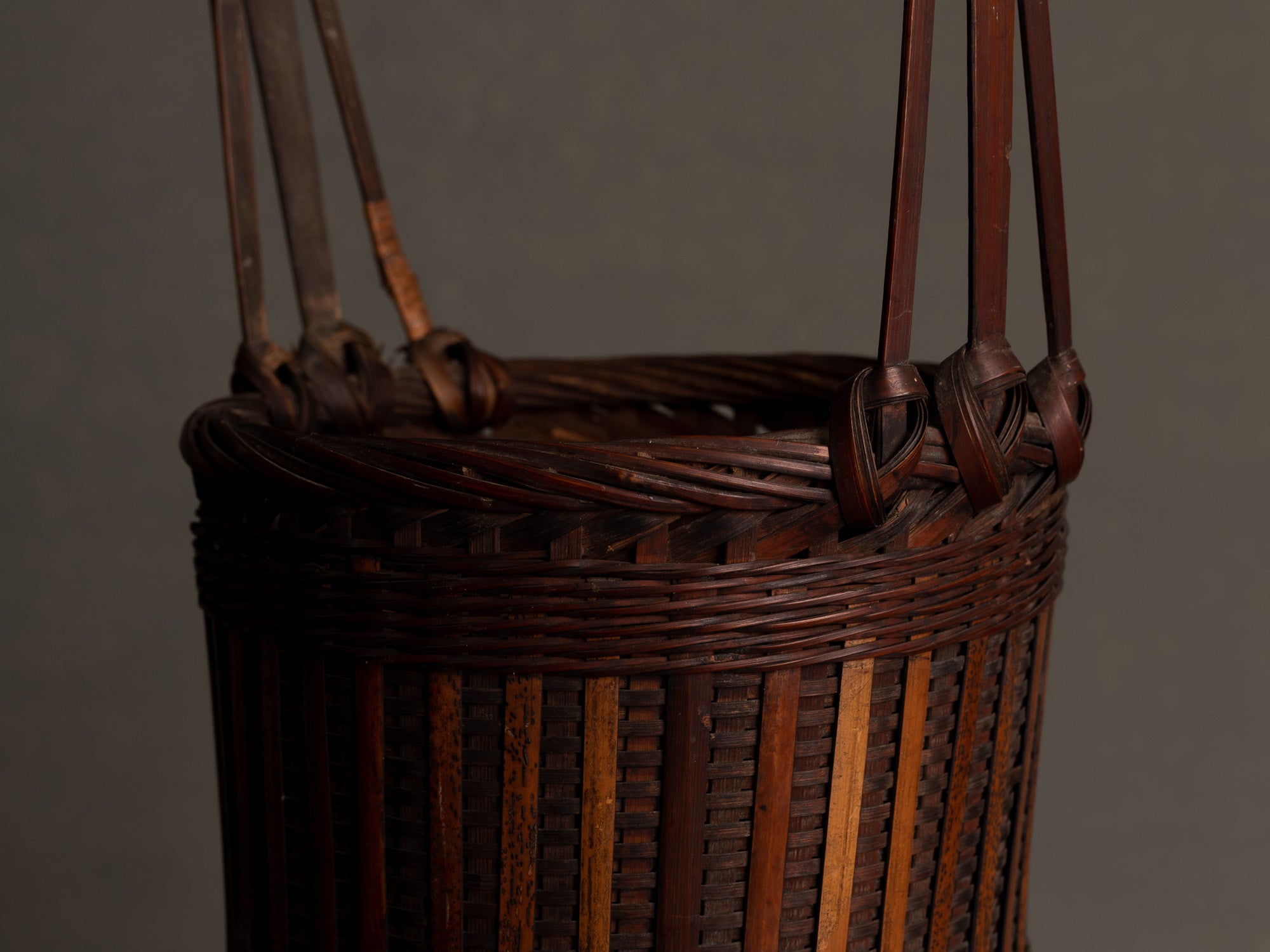 Hanakago, haut panier à anse pour l'ikebana, Japon (Ére Taishō / Début ère Shōwa)..Huge Hanakago Ikebana bamboo basket with wood handle, Japan (Taishō era / early Shōwa era)