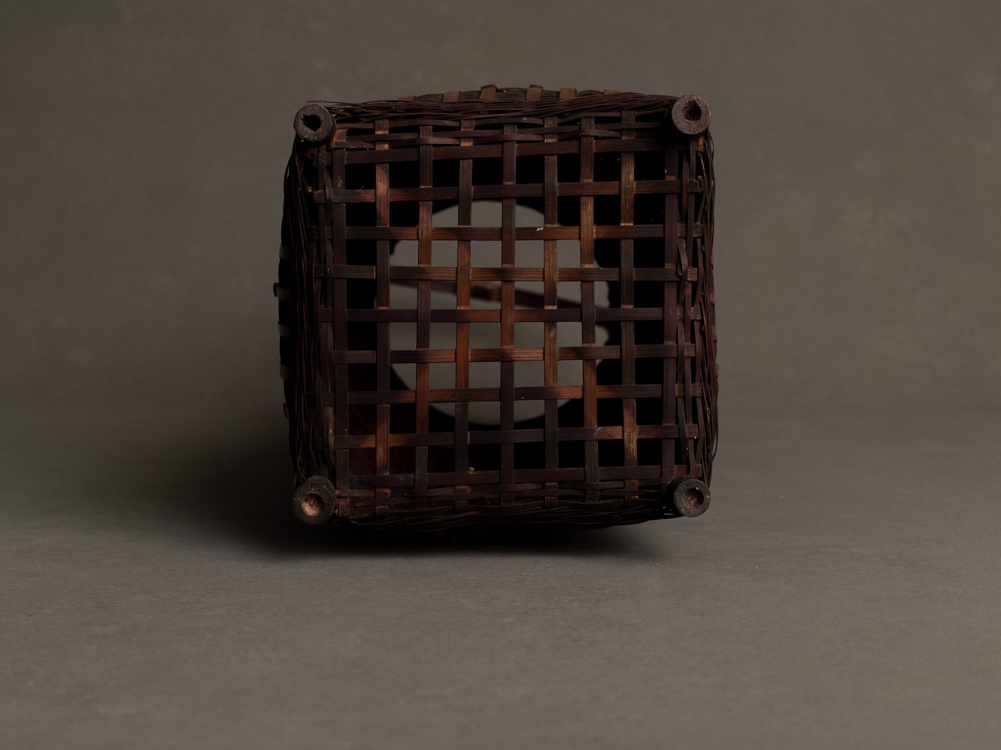 Hanakago, haut panier à anse pour l'ikebana, Japon (Ére Taishō / Début ère Shōwa)..Huge Hanakago Ikebana bamboo basket with wood handle, Japan (Taishō era / early Shōwa era)