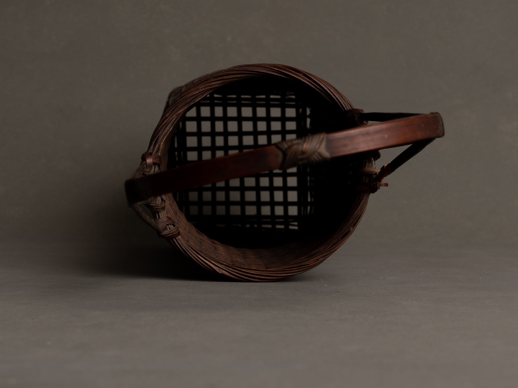 Hanakago, haut panier à anse pour l'ikebana, Japon (Ére Taishō / Début ère Shōwa)..Huge Hanakago Ikebana bamboo basket with wood handle, Japan (Taishō era / early Shōwa era)