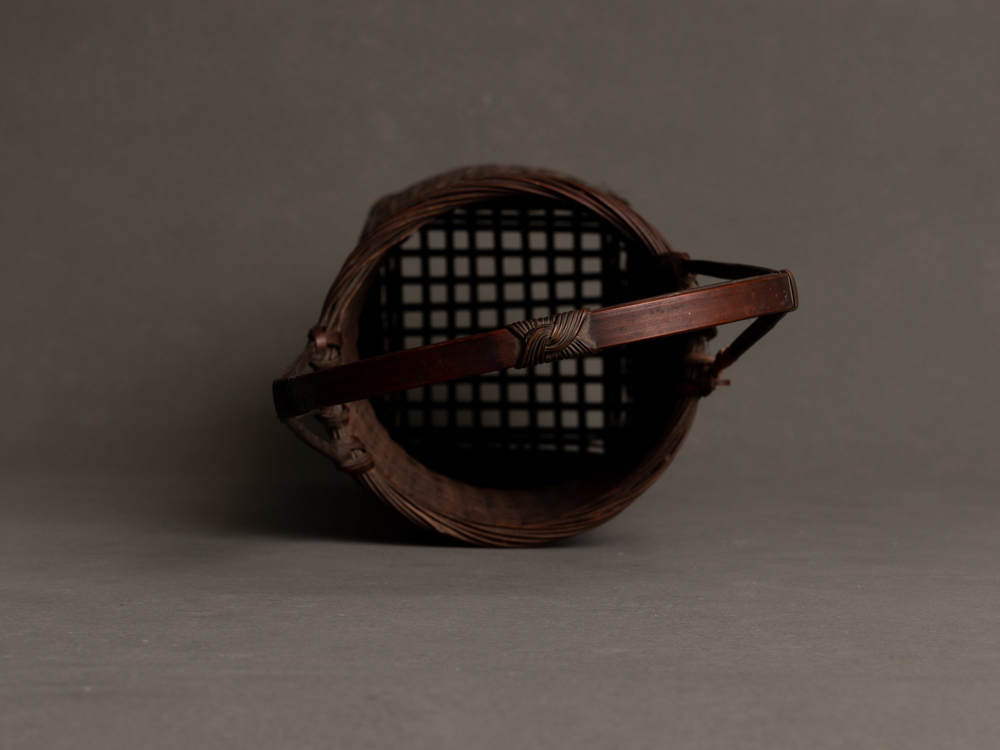 Hanakago, haut panier à anse pour l'ikebana, Japon (Ére Taishō / Début ère Shōwa)..Huge Hanakago Ikebana bamboo basket with wood handle, Japan (Taishō era / early Shōwa era)