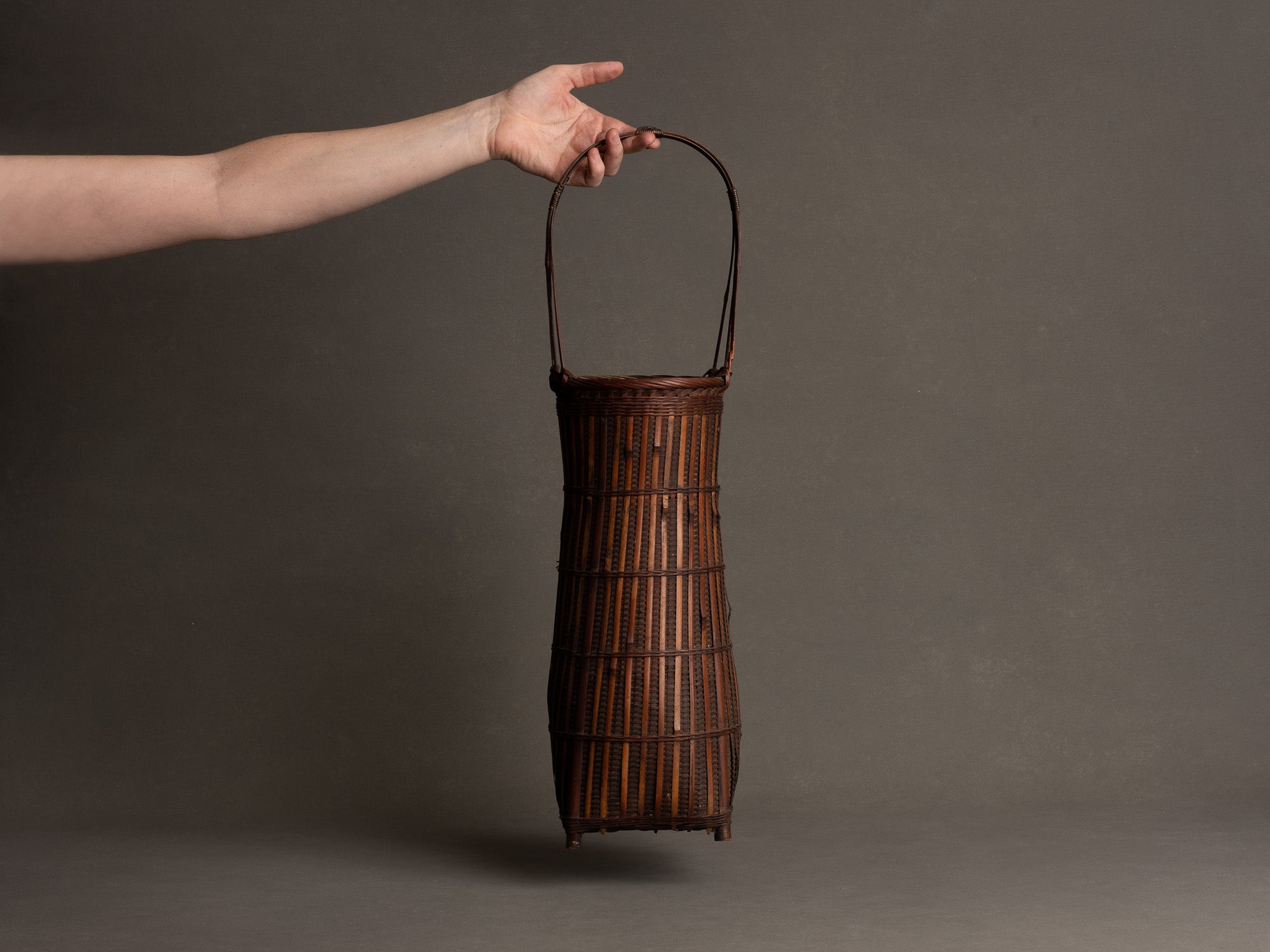 Hanakago, haut panier à anse pour l'ikebana, Japon (Ére Taishō / Début ère Shōwa)..Huge Hanakago Ikebana bamboo basket with wood handle, Japan (Taishō era / early Shōwa era)