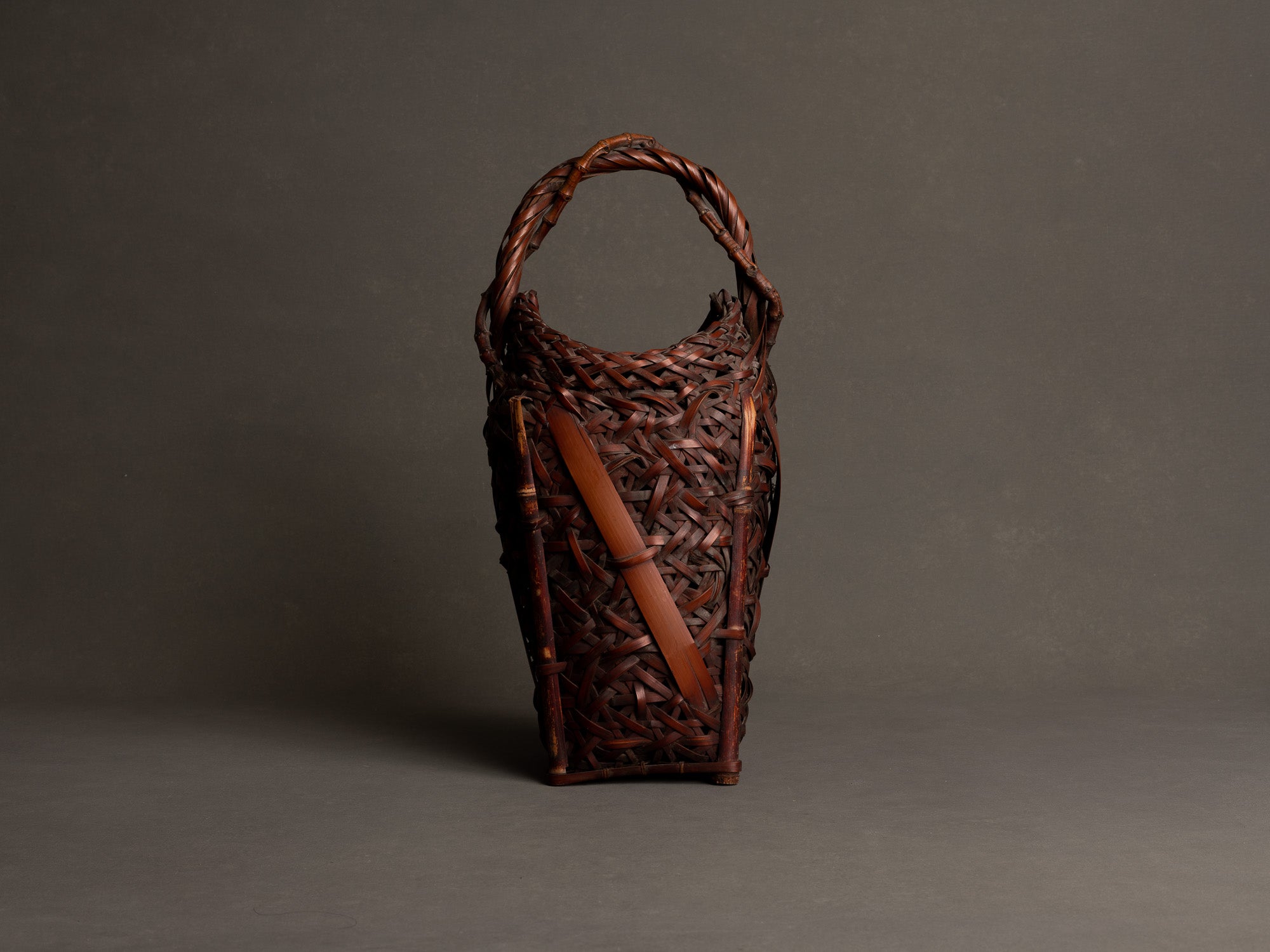 Hanakago, rare panier à anse branchée pour l'ikebana, Japon (Ère Shōwa)..Huge Hanakago Ikebana bamboo basket with wood handle, Japan (Shōwa era)