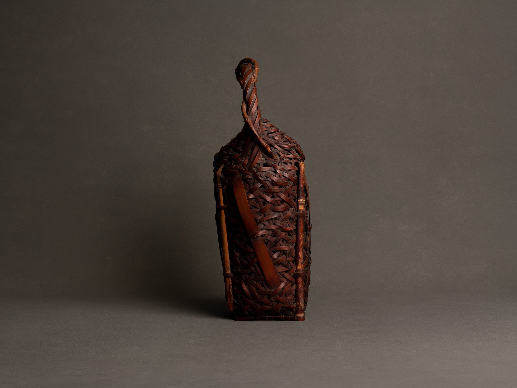 Hanakago, rare panier à anse branchée pour l'ikebana, Japon (Ère Shōwa)..Huge Hanakago Ikebana bamboo basket with wood handle, Japan (Shōwa era)