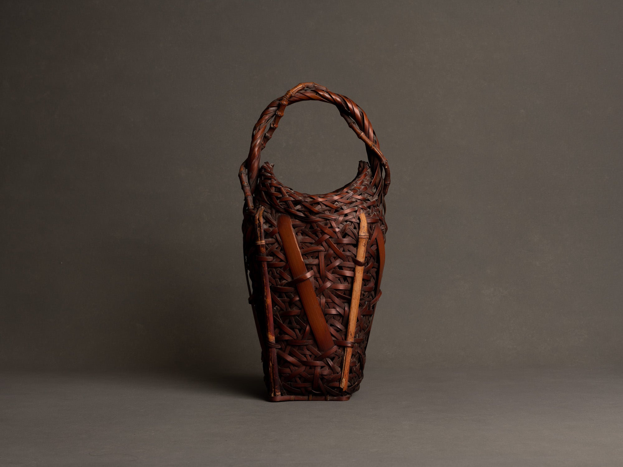Hanakago, rare panier à anse branchée pour l'ikebana, Japon (Ère Shōwa)..Huge Hanakago Ikebana bamboo basket with wood handle, Japan (Shōwa era)