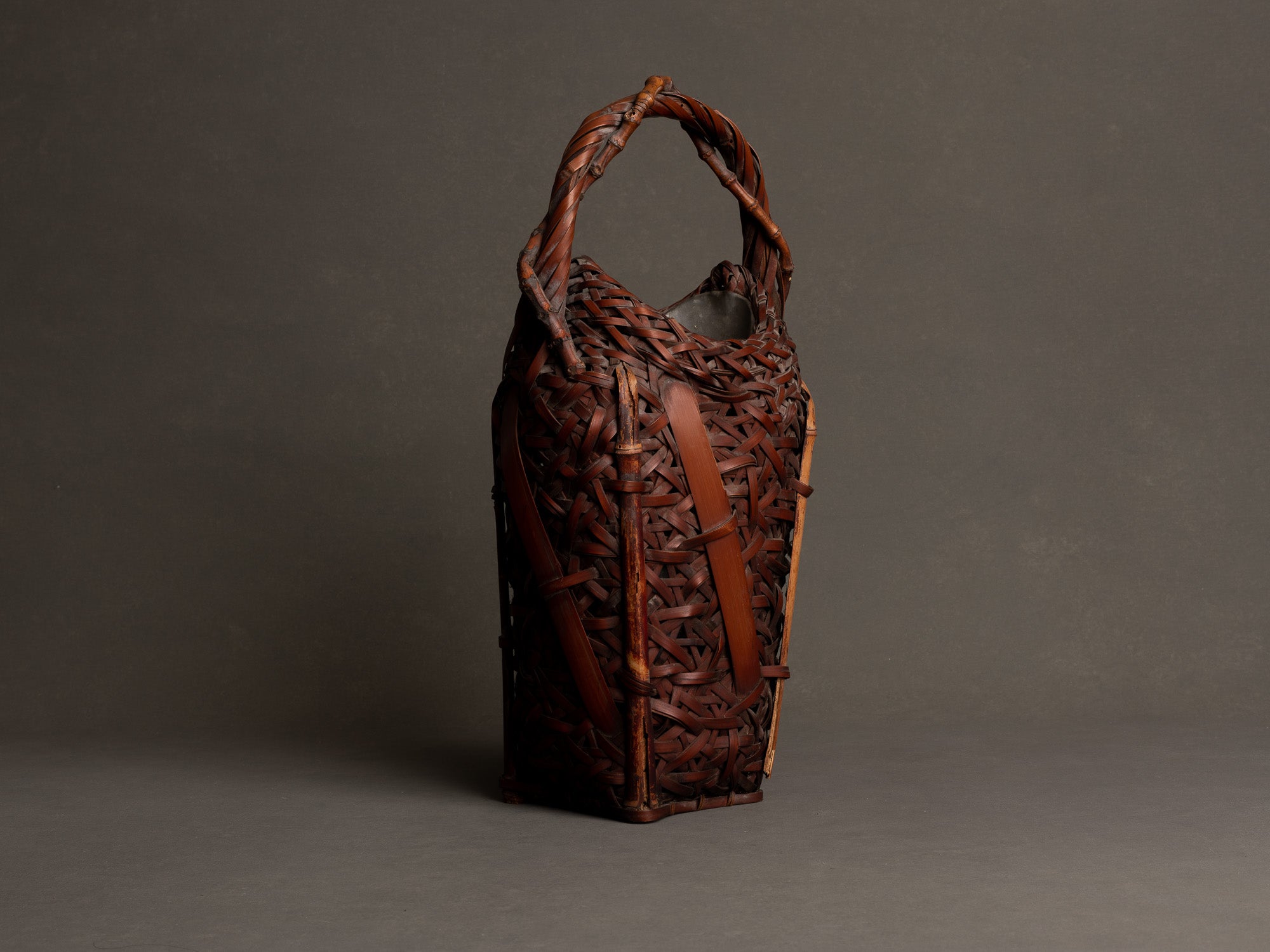 Hanakago, rare panier à anse branchée pour l'ikebana, Japon (Ère Shōwa)..Huge Hanakago Ikebana bamboo basket with wood handle, Japan (Shōwa era)