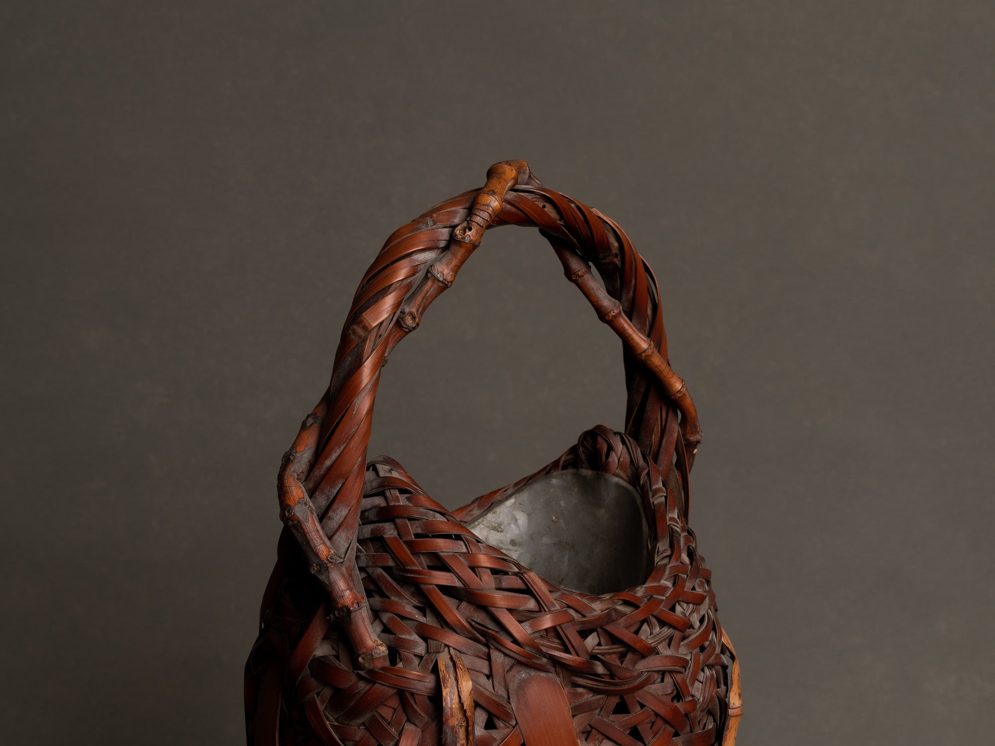 Hanakago, rare panier à anse branchée pour l'ikebana, Japon (Ère Shōwa)..Huge Hanakago Ikebana bamboo basket with wood handle, Japan (Shōwa era)