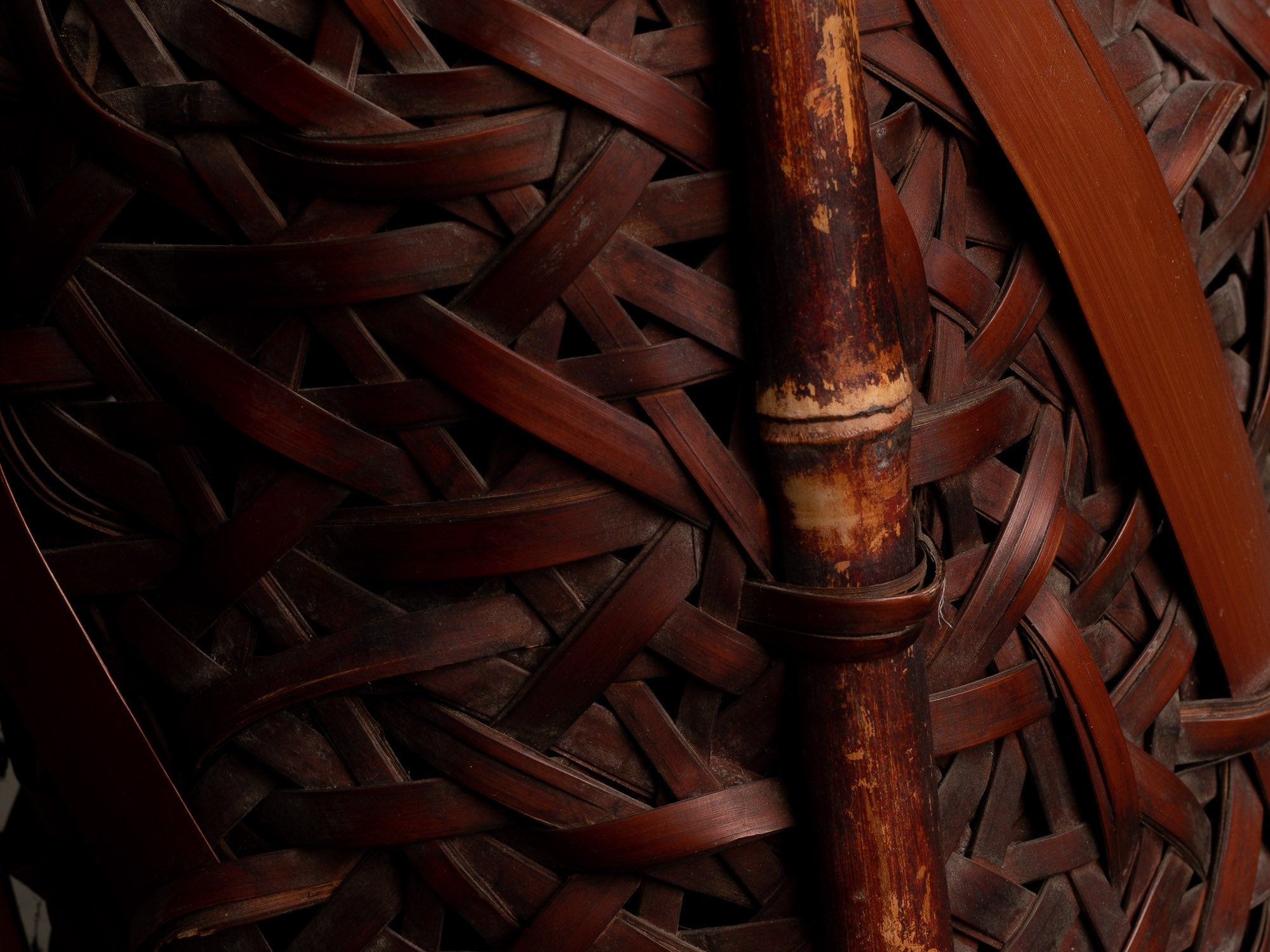 Hanakago, rare panier à anse branchée pour l'ikebana, Japon (Ère Shōwa)..Huge Hanakago Ikebana bamboo basket with wood handle, Japan (Shōwa era)