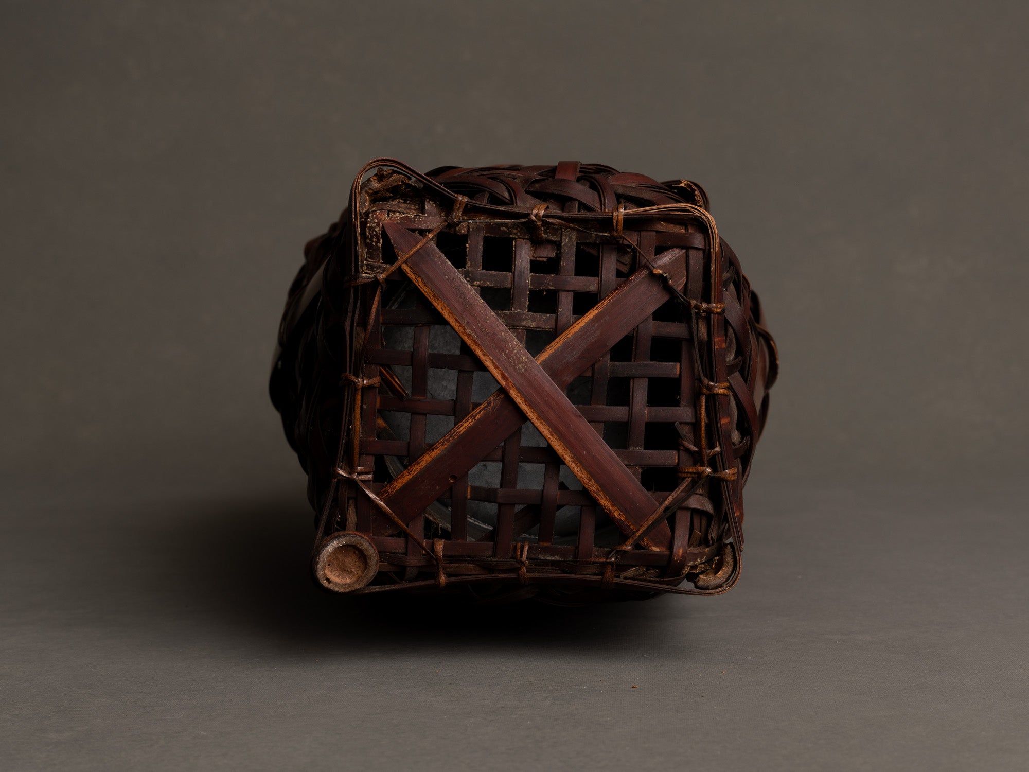 Hanakago, rare panier à anse branchée pour l'ikebana, Japon (Ère Shōwa)..Huge Hanakago Ikebana bamboo basket with wood handle, Japan (Shōwa era)