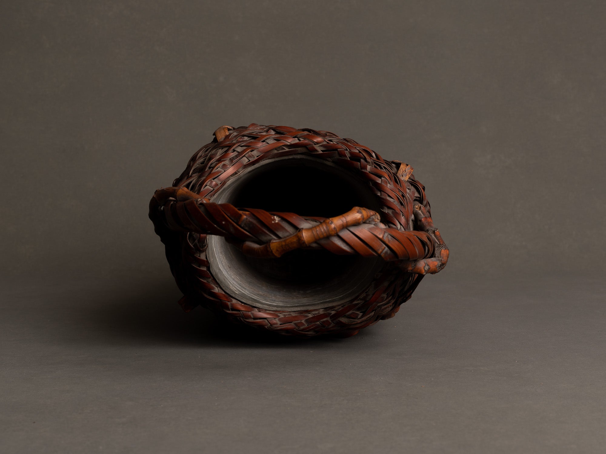 Hanakago, rare panier à anse branchée pour l'ikebana, Japon (Ère Shōwa)..Huge Hanakago Ikebana bamboo basket with wood handle, Japan (Shōwa era)