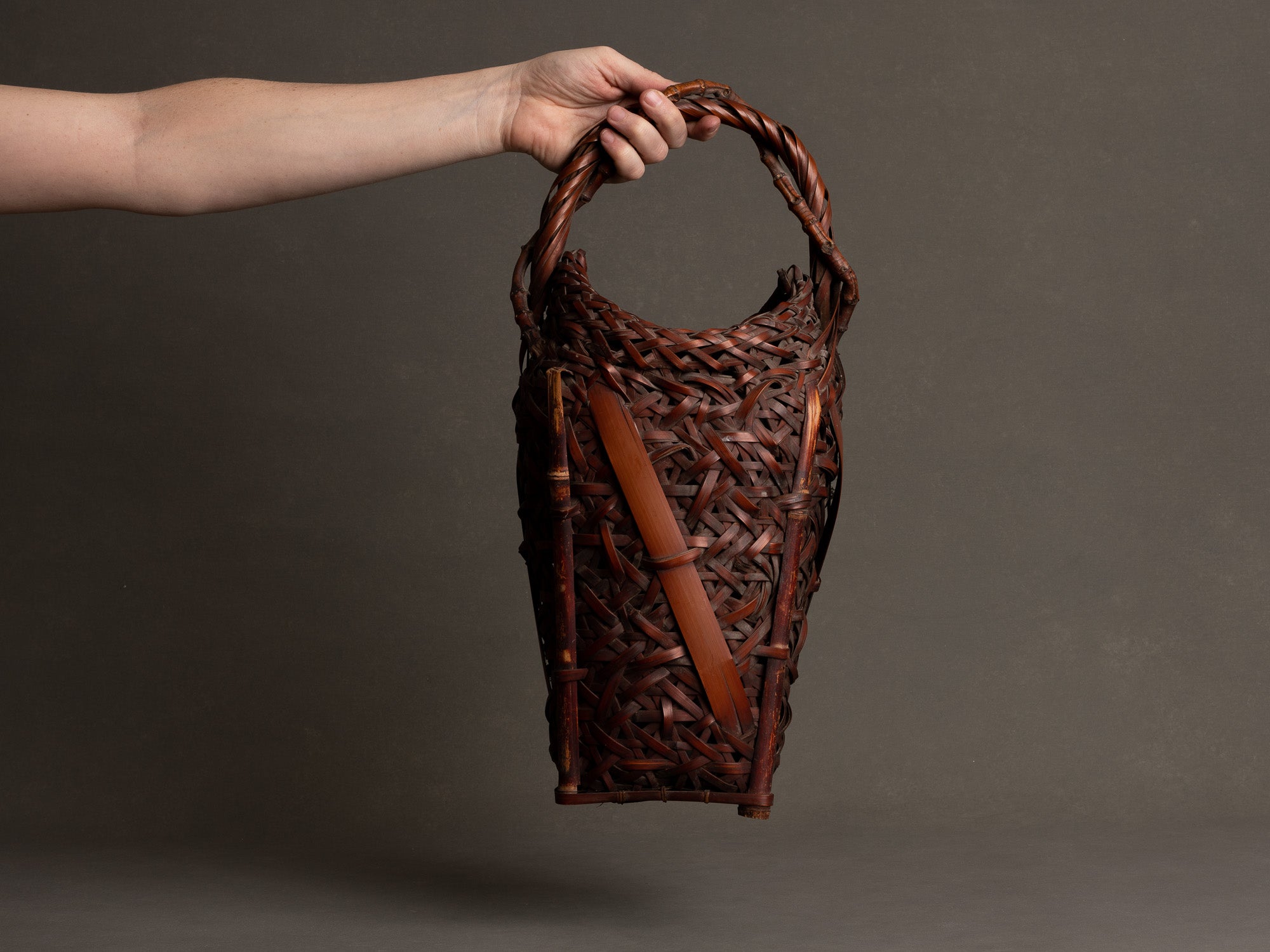 Hanakago, rare panier à anse branchée pour l'ikebana, Japon (Ère Shōwa)..Huge Hanakago Ikebana bamboo basket with wood handle, Japan (Shōwa era)