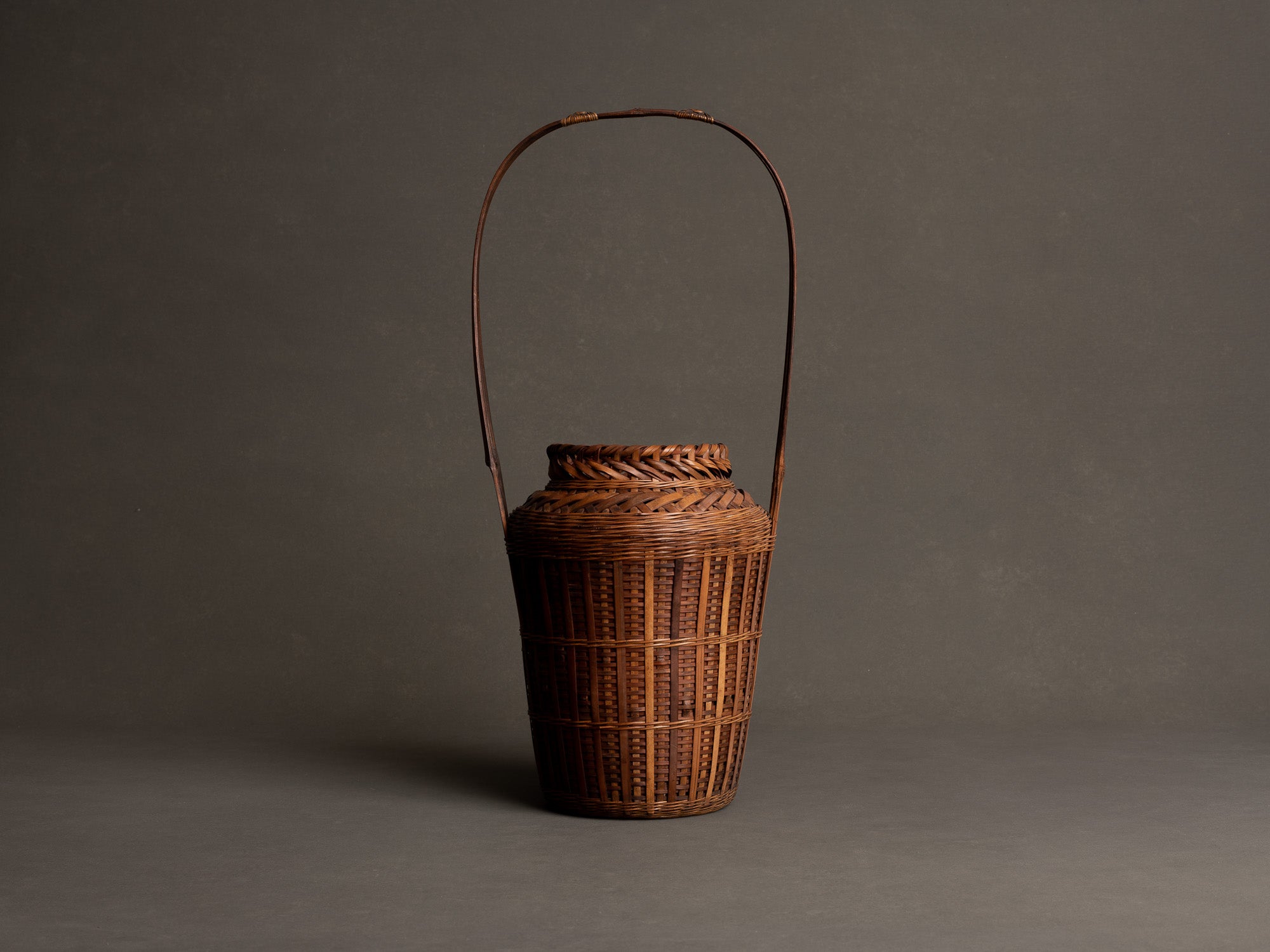 Hanakago, haut panier à anse en bambou pour l'ikebana, Japon (Début ère Shōwa)..Huge signed Hanakago Ikebana bamboo basket with handle, Japan (Early Shōwa era)